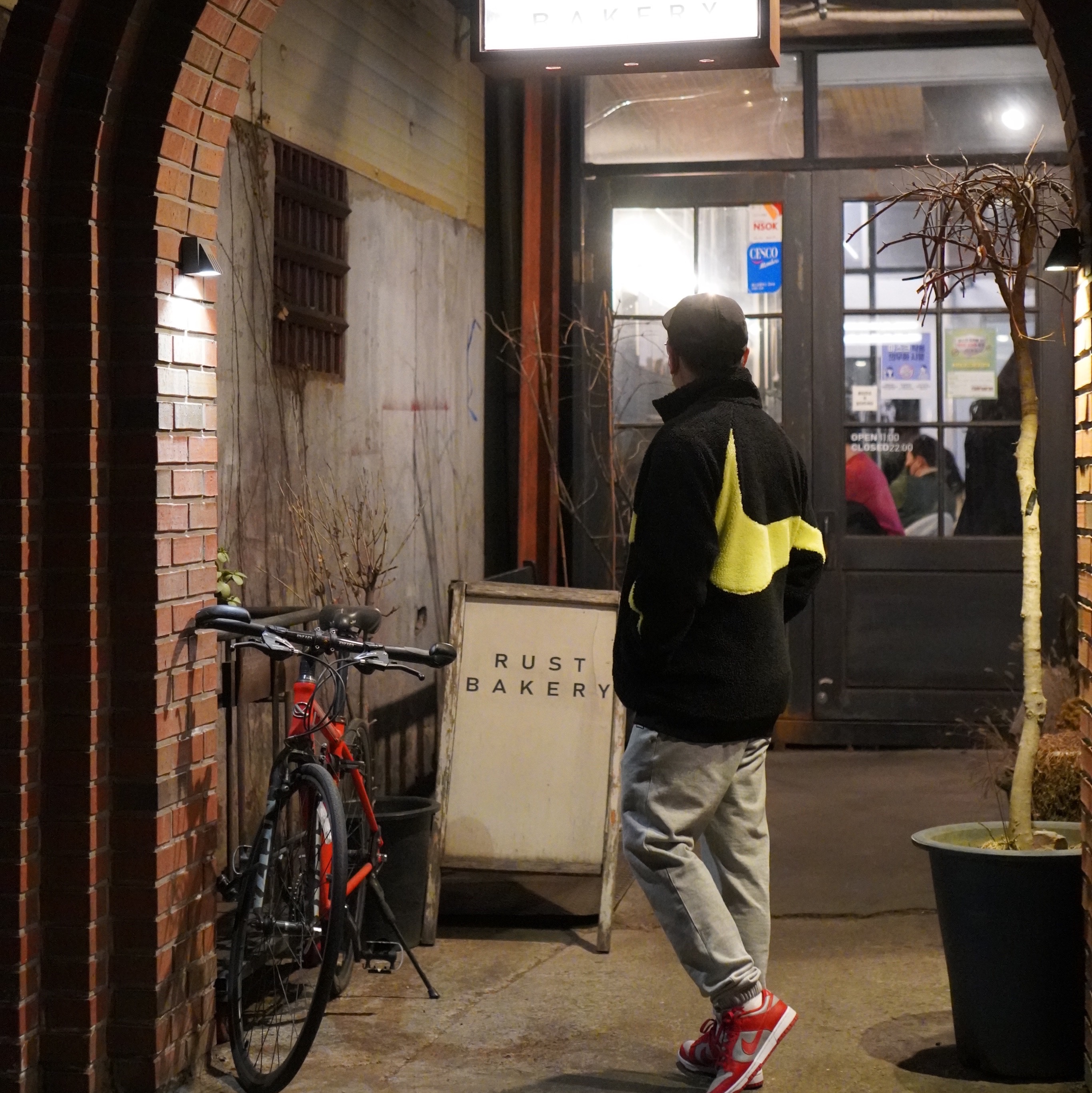 Nike Big Swoosh Full Zip Jacket Black Volt, Nike Dunk Low Retro Medium Grey 착용 스타일