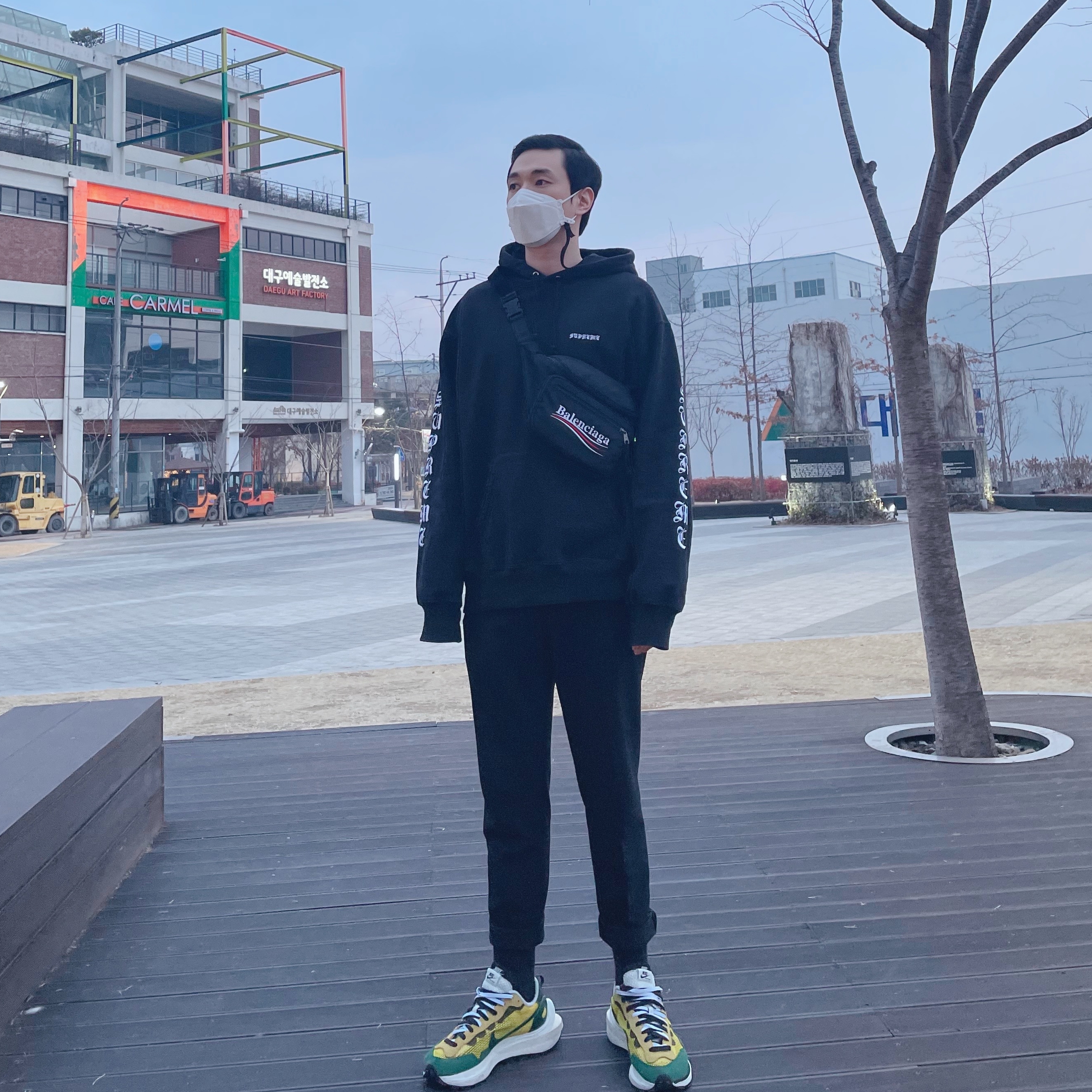Nike x Sacai VaporWaffle Tour Yellow & Gorge Green Sail 착용 스타일 - 2