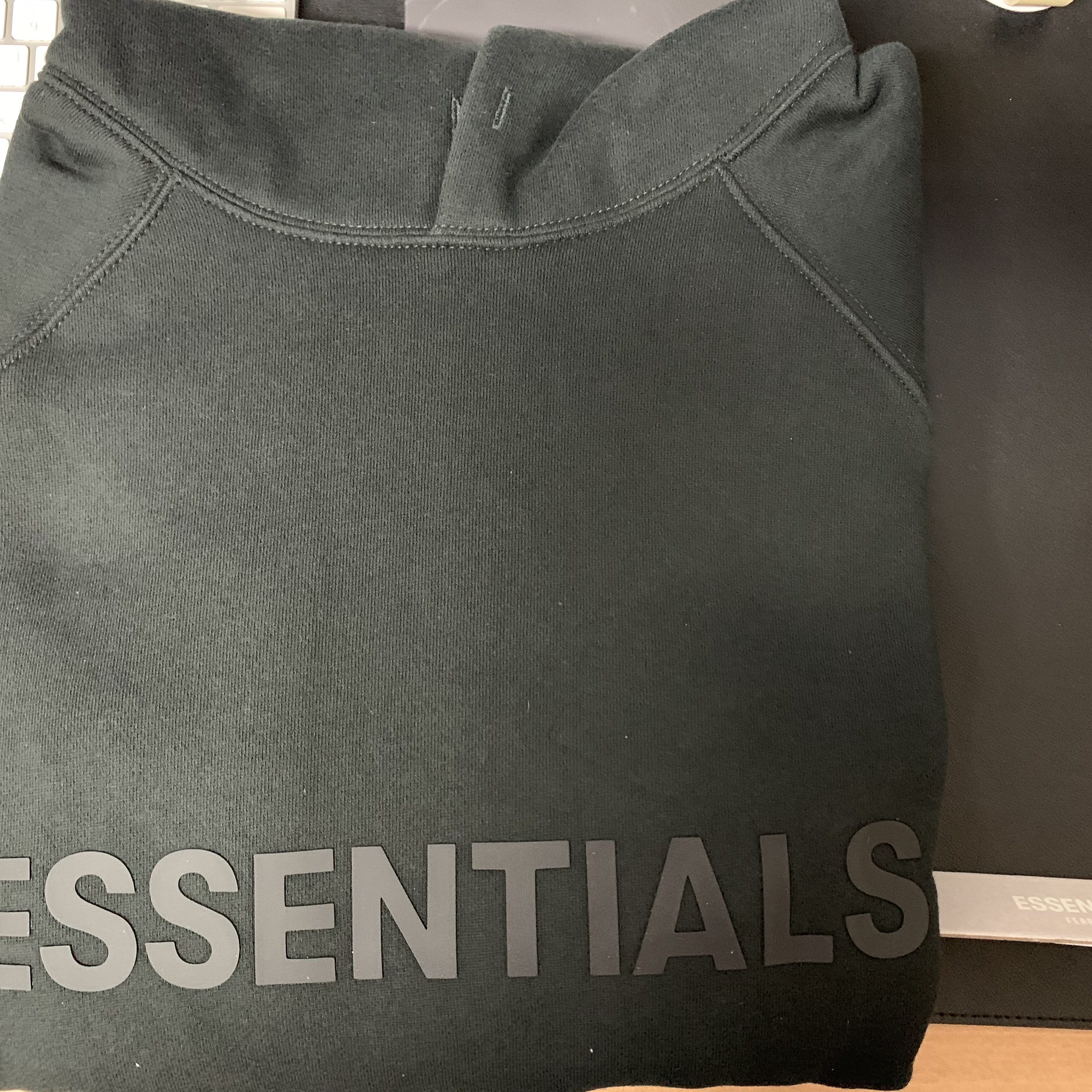 Essentials 3D Silicon Applique Crewneck Dark Slate/Black 2020 착용 스타일