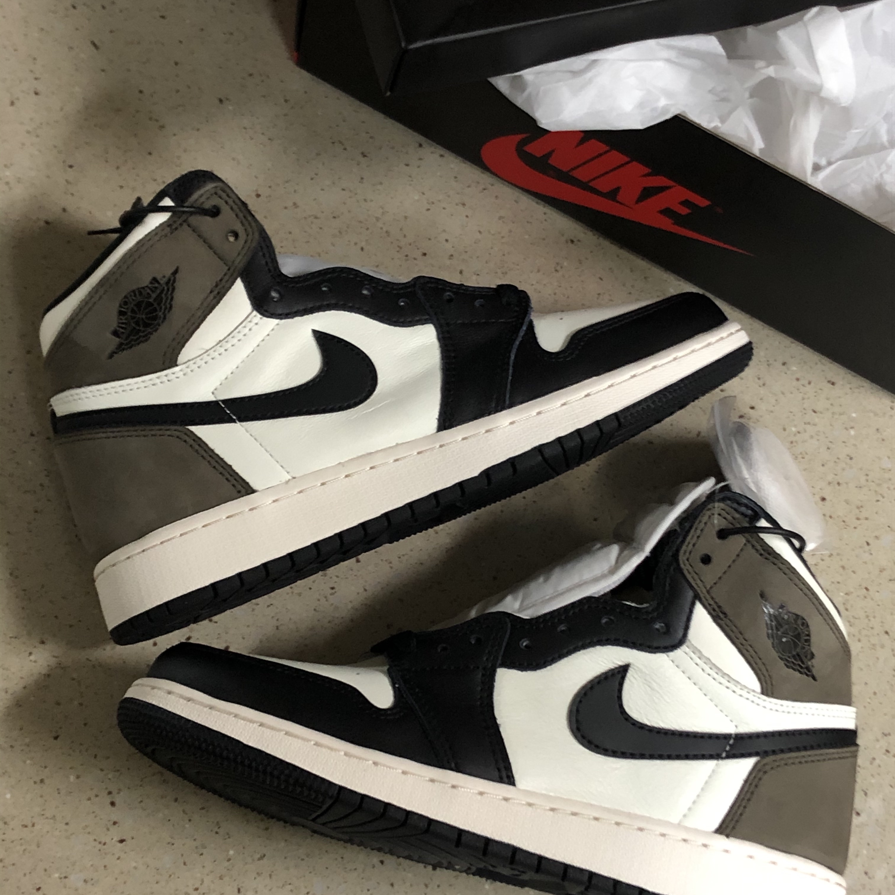 Jordan 1 Retro High OG Black Mocha 착용 스타일 - 1