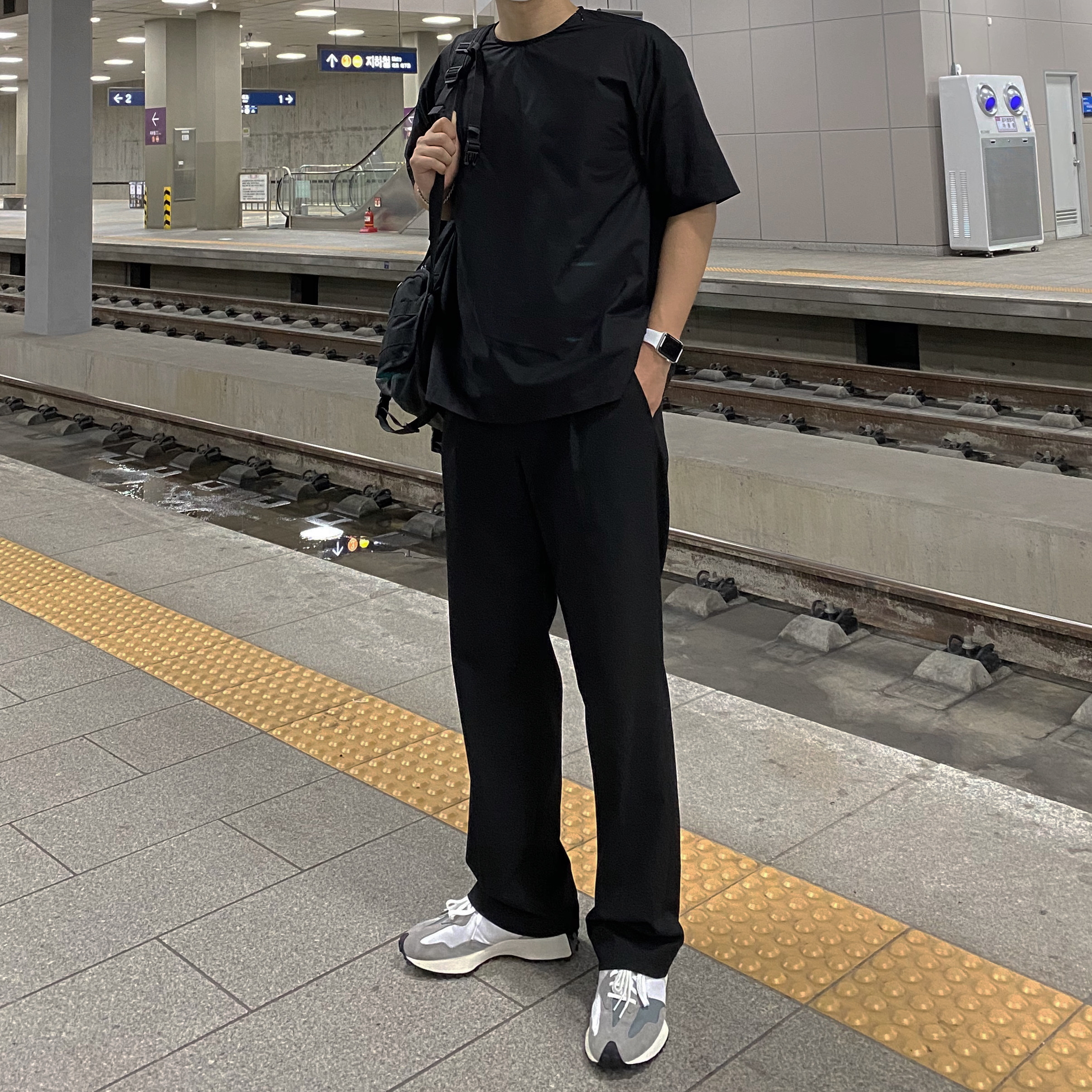 New Balance 327 Grey 착용 스타일