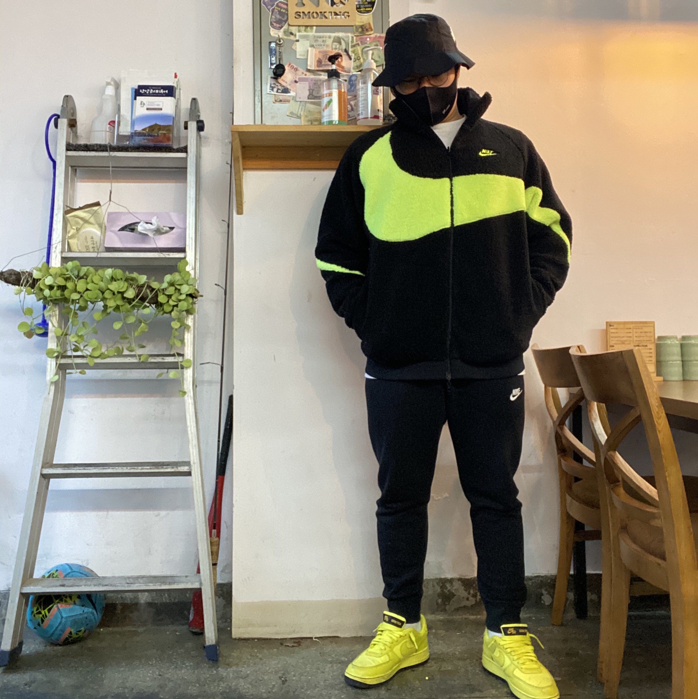 Nike x Stussy Bucket Hat Black, Nike Big Swoosh Full Zip Jacket Black Volt 착용 스타일