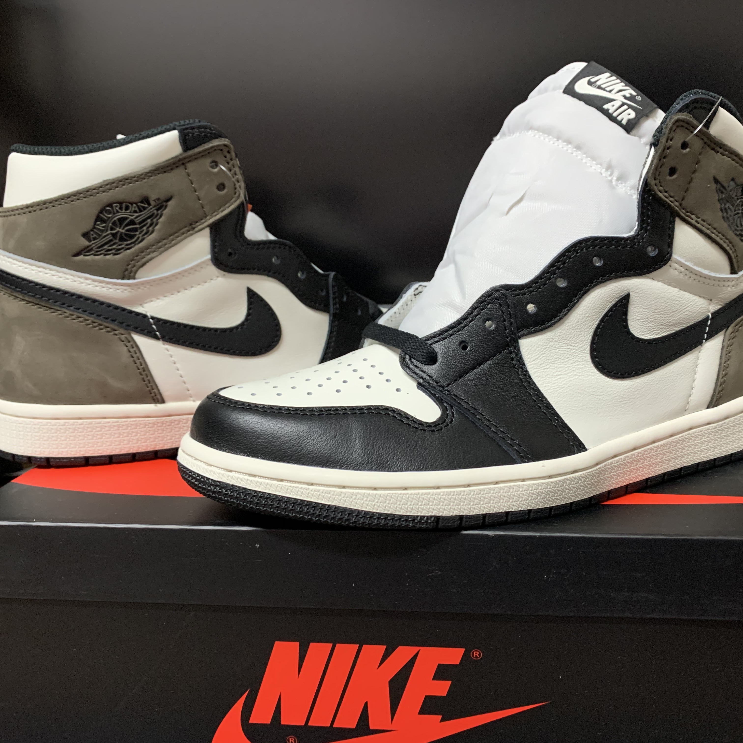 Jordan 1 Retro High OG Black Mocha 착용 스타일