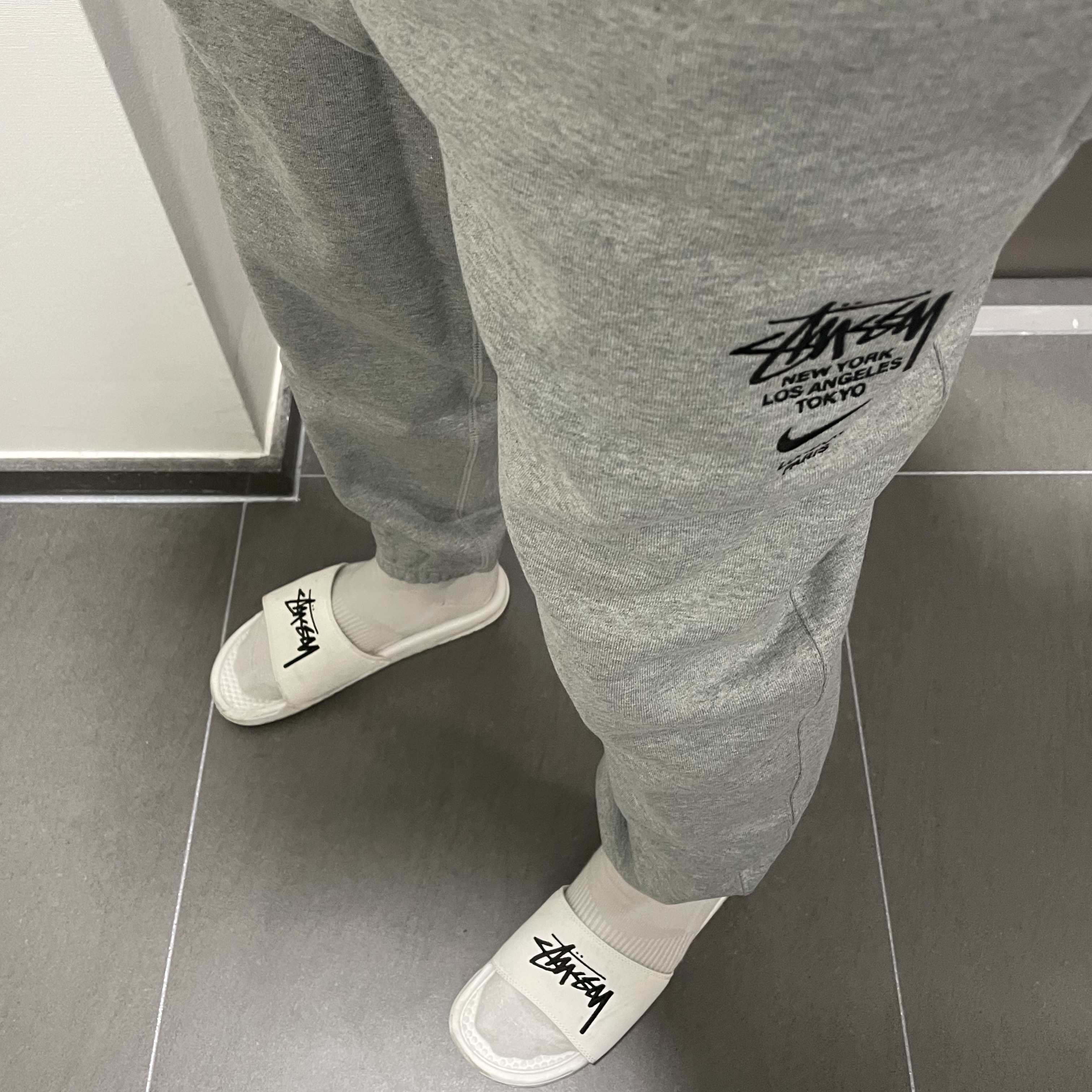 Nike x Stussy NRG ZR Fleece Pants Heather Grey - Asia, Nike x Stussy Benassi Slide Sail 착용 스타일 - 2