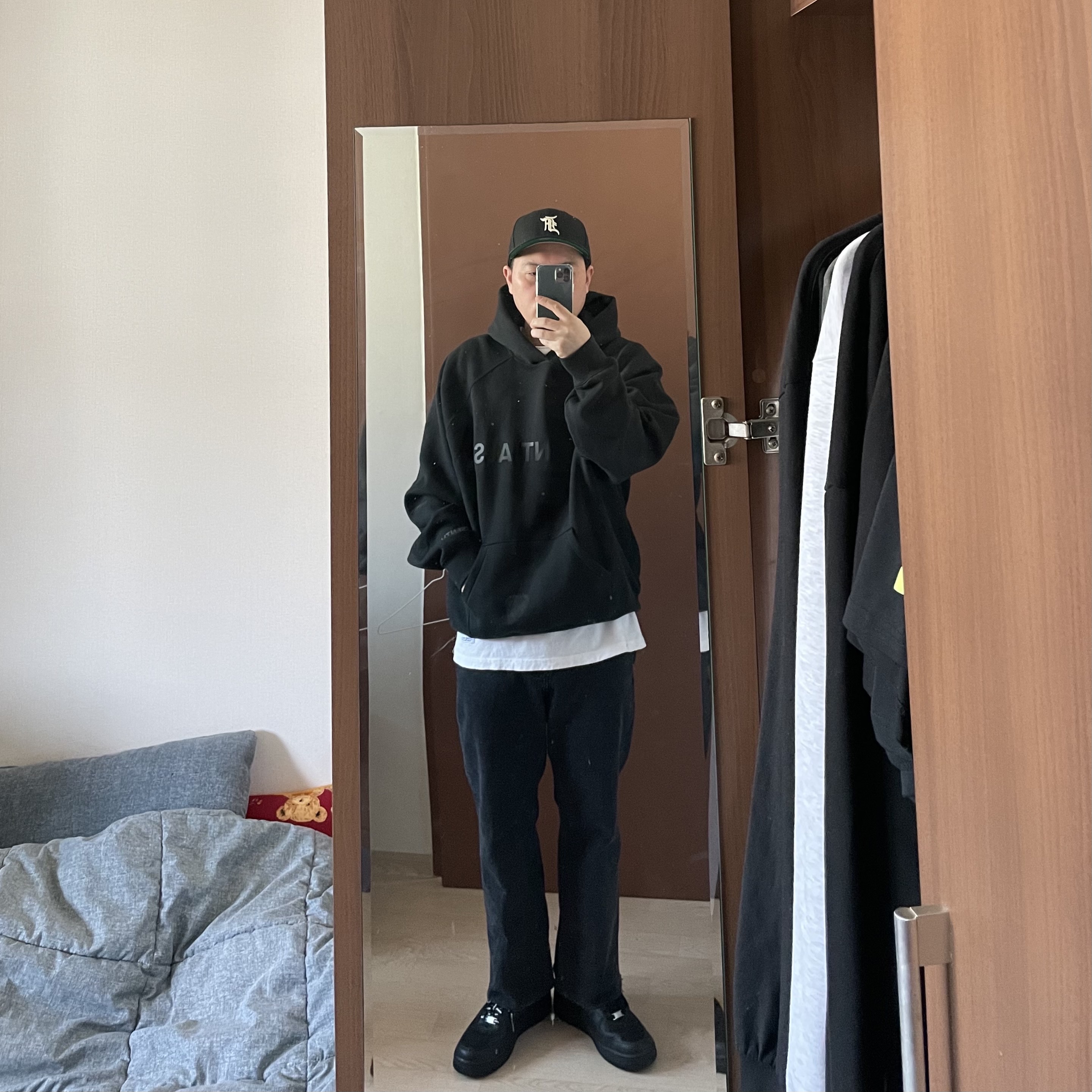 Nike x Supreme Air Force 1 Low Black, Essentials 3D Silicon Applique Pullover Hoodie Dark Slate/Black 2020 착용 스타일