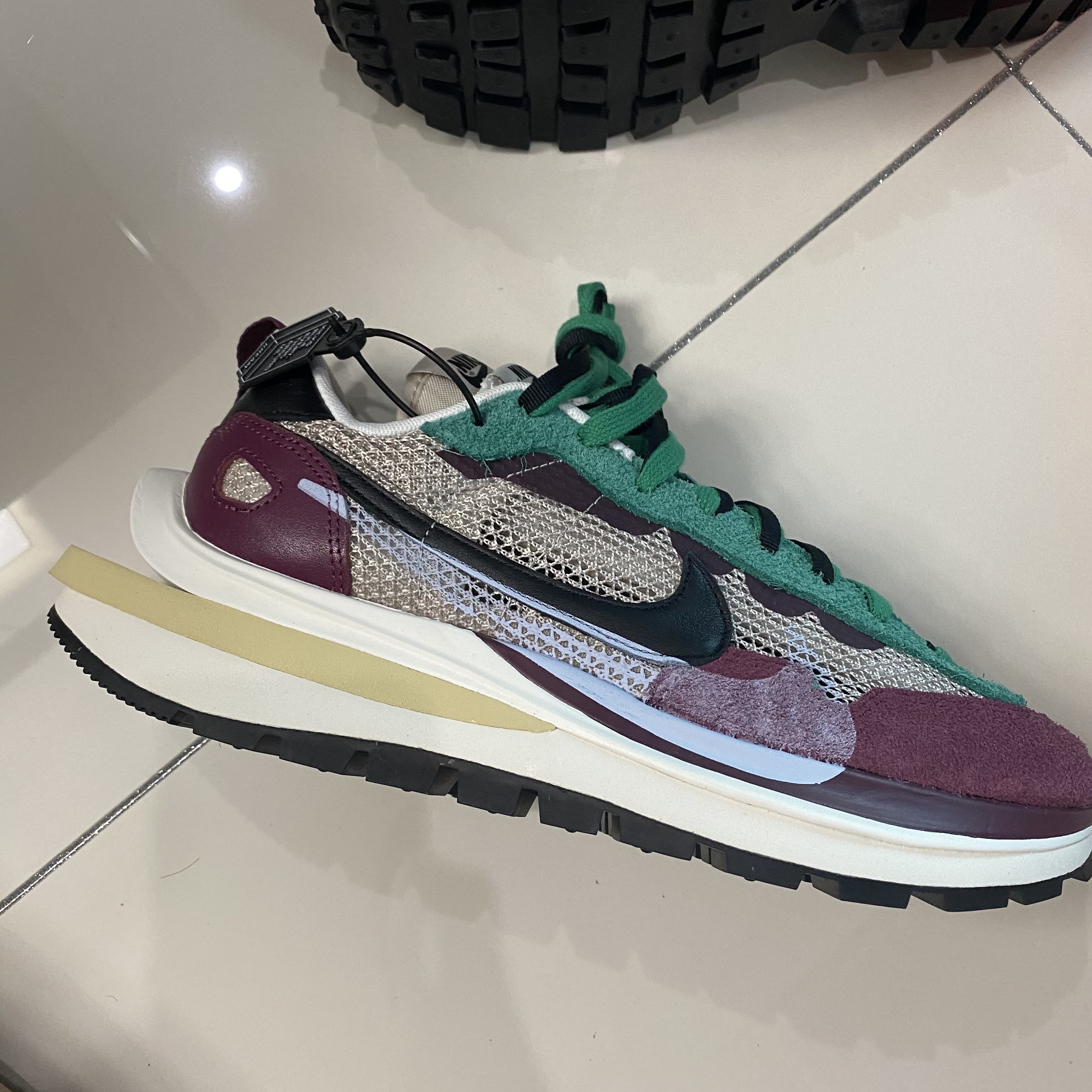 Nike x Sacai VaporWaffle String & Black Villain Red 착용 스타일
