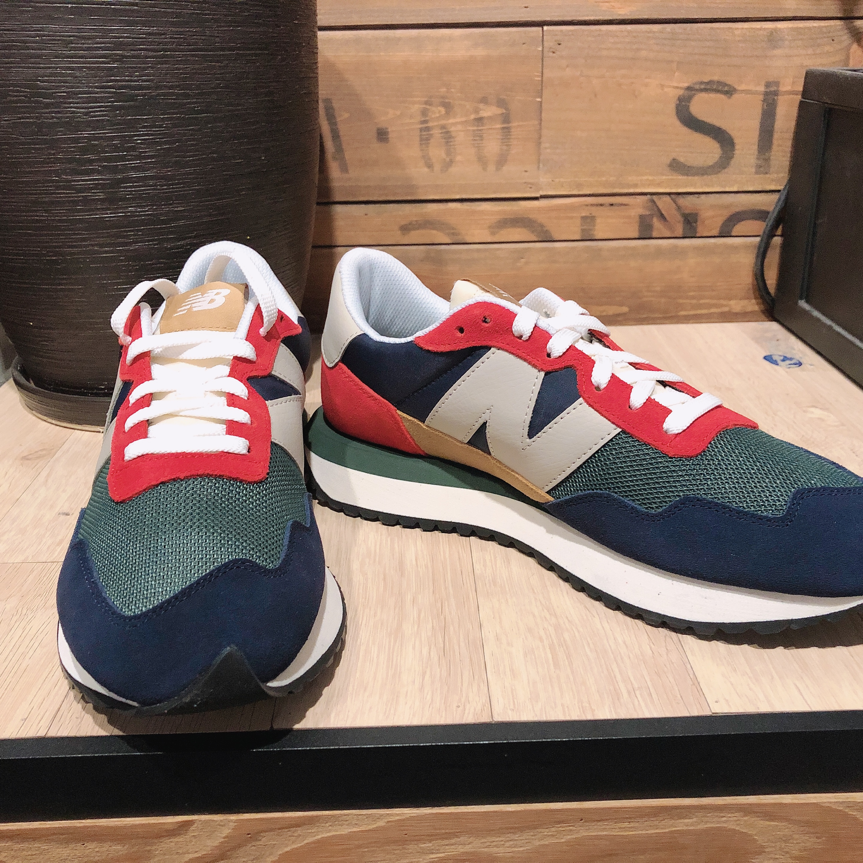 New Balance 237 Team Red 착용 스타일 - 3