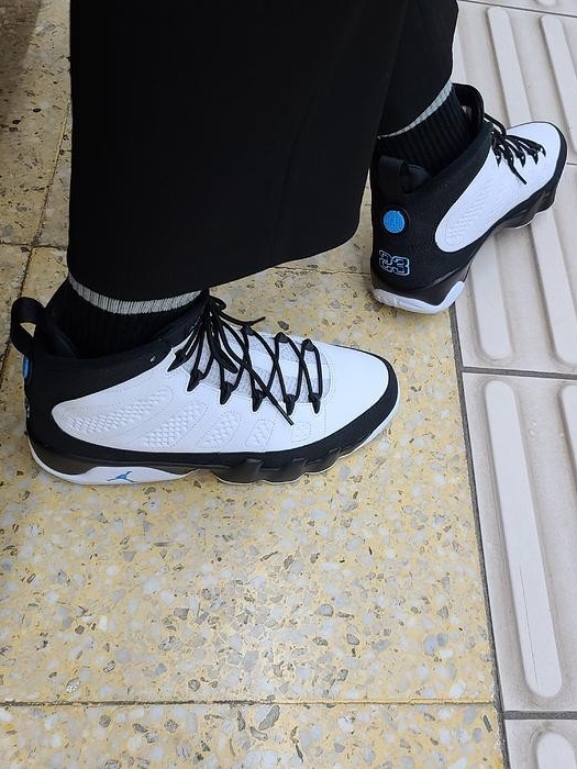 Jordan 9 Retro University Blue 착용 스타일 - 3