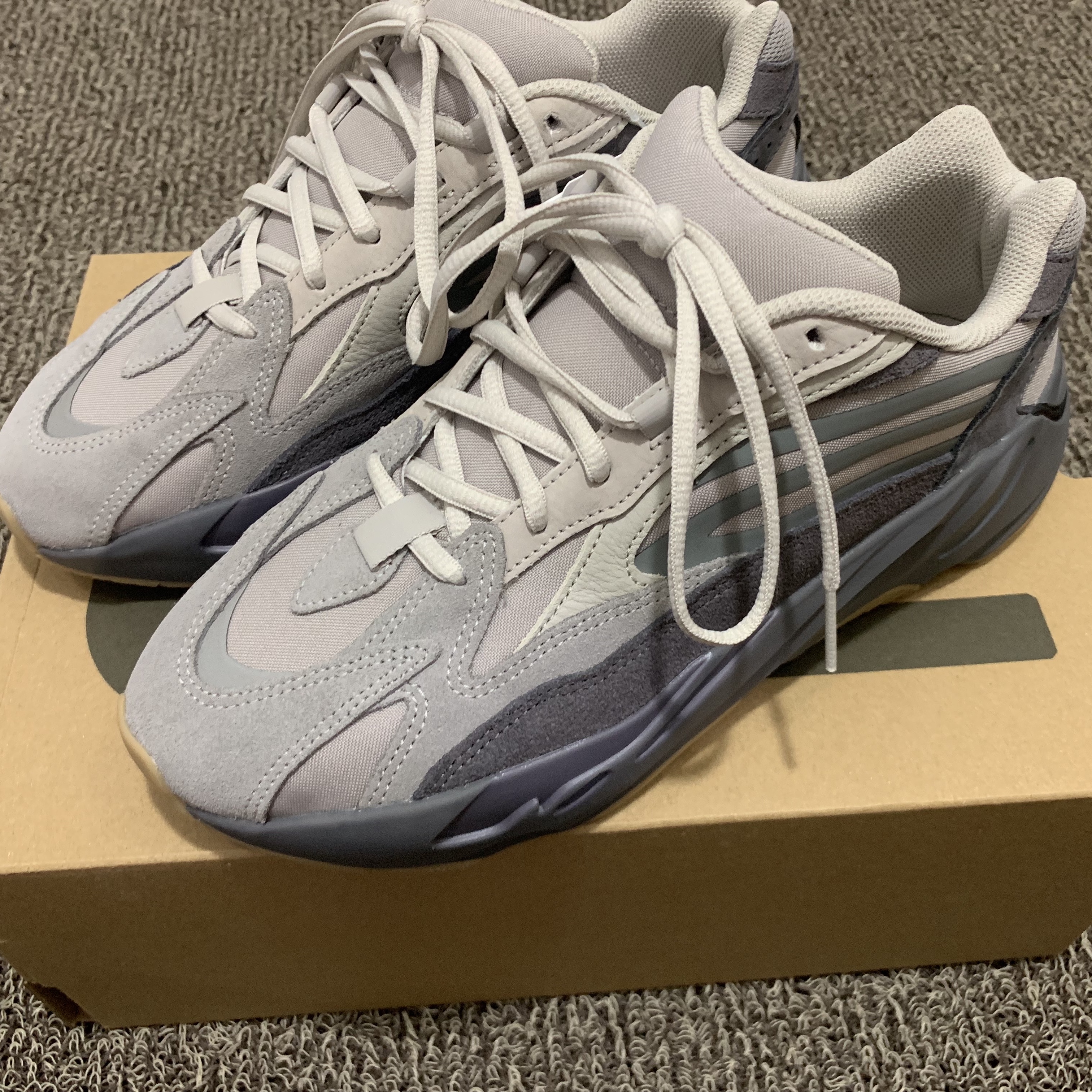 Adidas Yeezy Boost 700 V2 Tephra 착용 스타일