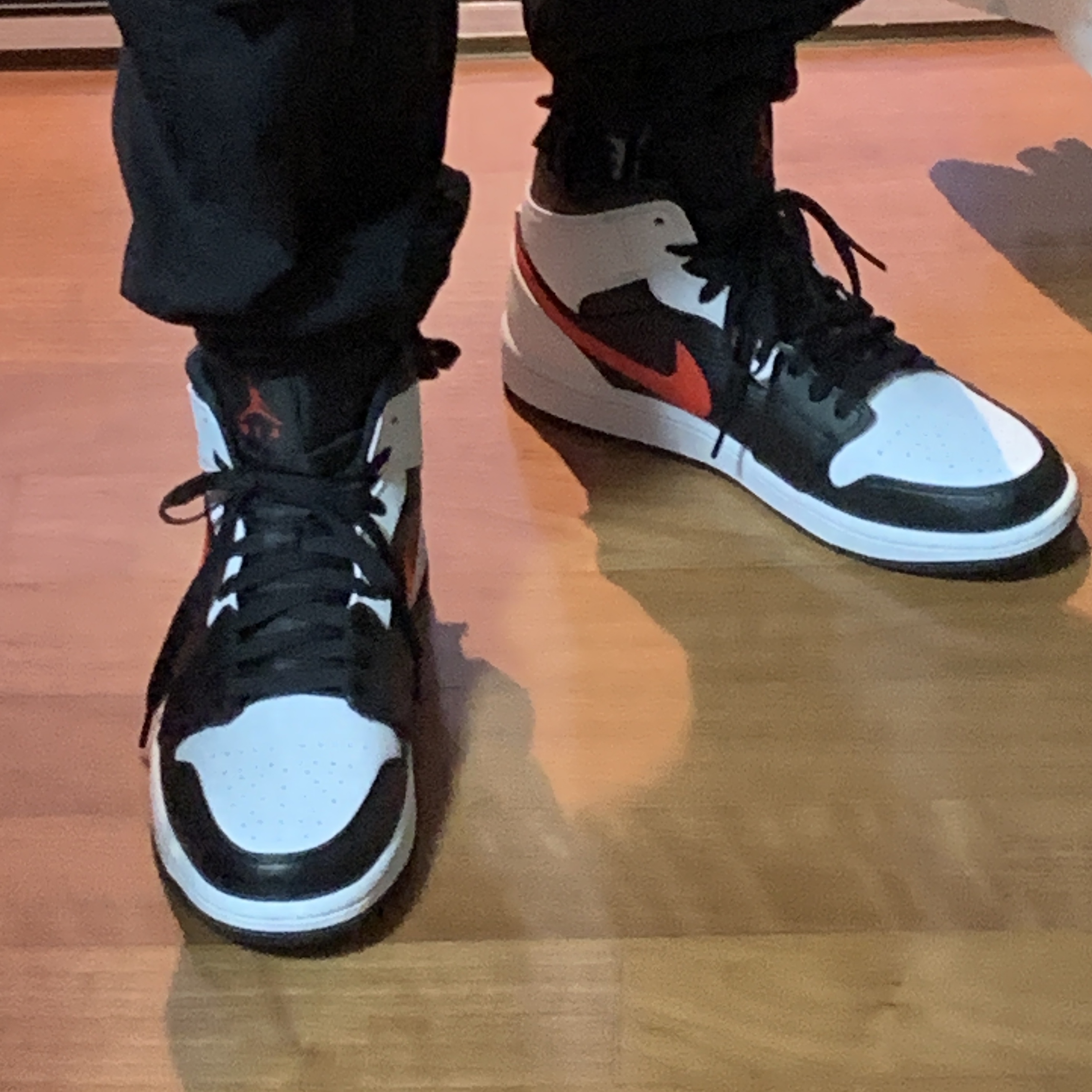 Jordan 1 Mid Black Chile Red 착용 스타일