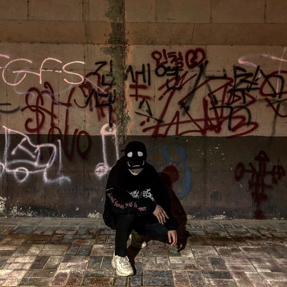 Gucci Rhyton Leather Sneakers Distressed Ivory 착용 스타일