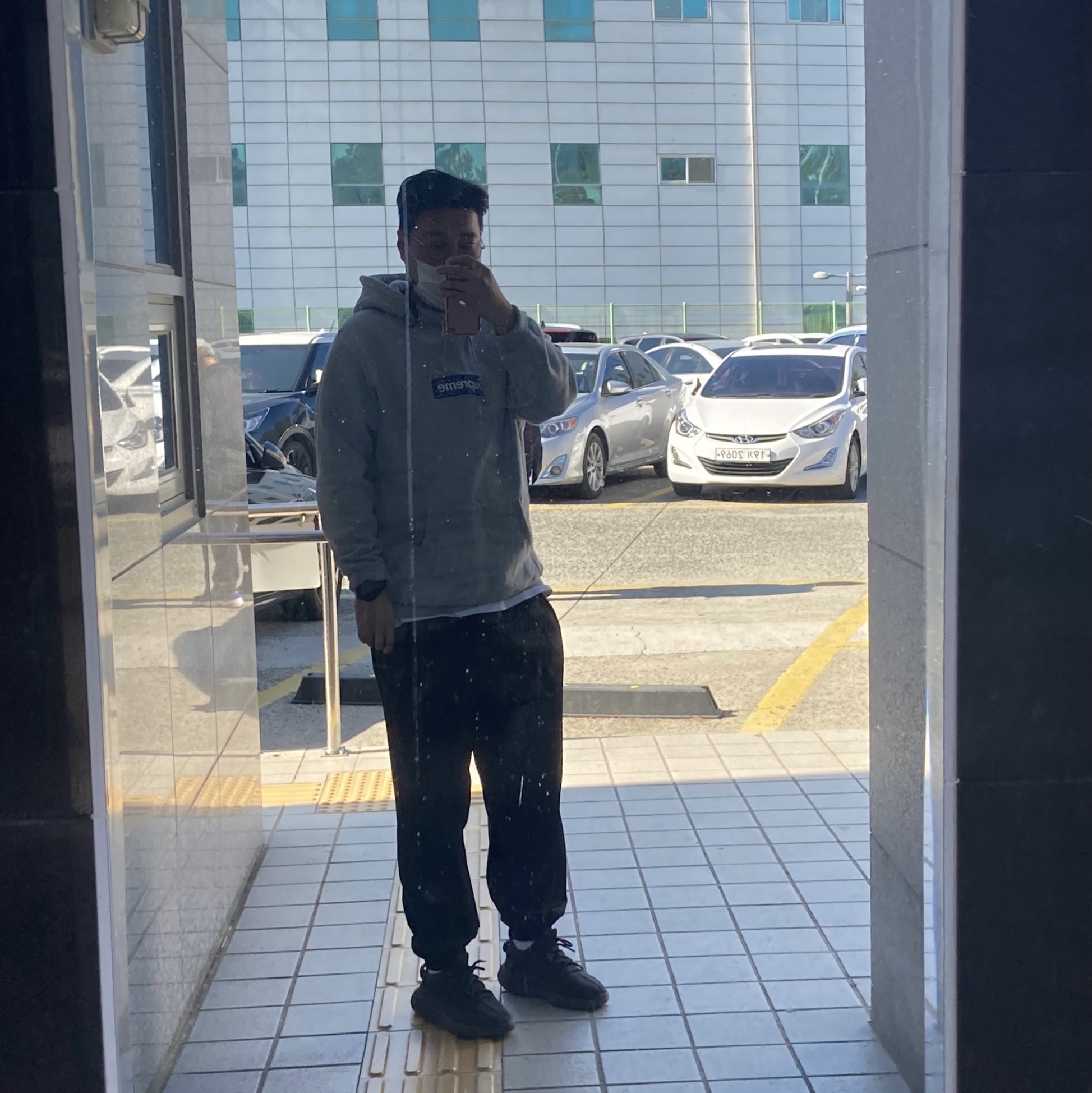 Adidas Yeezy Boost 350 V2 Cinder, Supreme Bandana Box Logo Hooded Sweatshirt Heather Grey - 19FW 착용 스타일