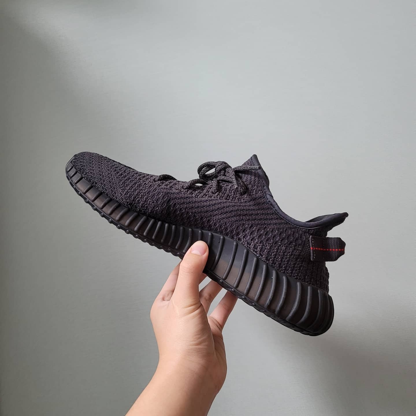 Adidas Yeezy Boost 350 V2 Black - Non-Reflective 착용 스타일 - 2