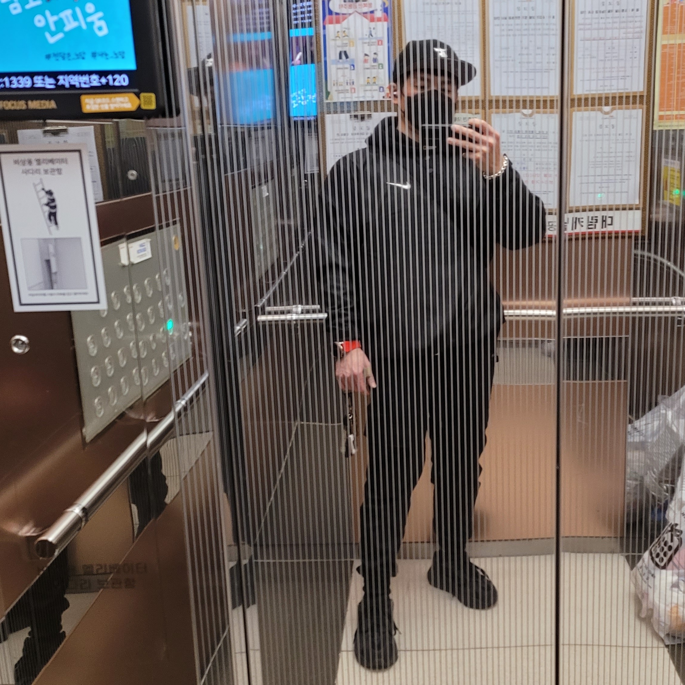 Adidas Yeezy Boost 700 V2 Vanta 2019 착용 스타일 - 1