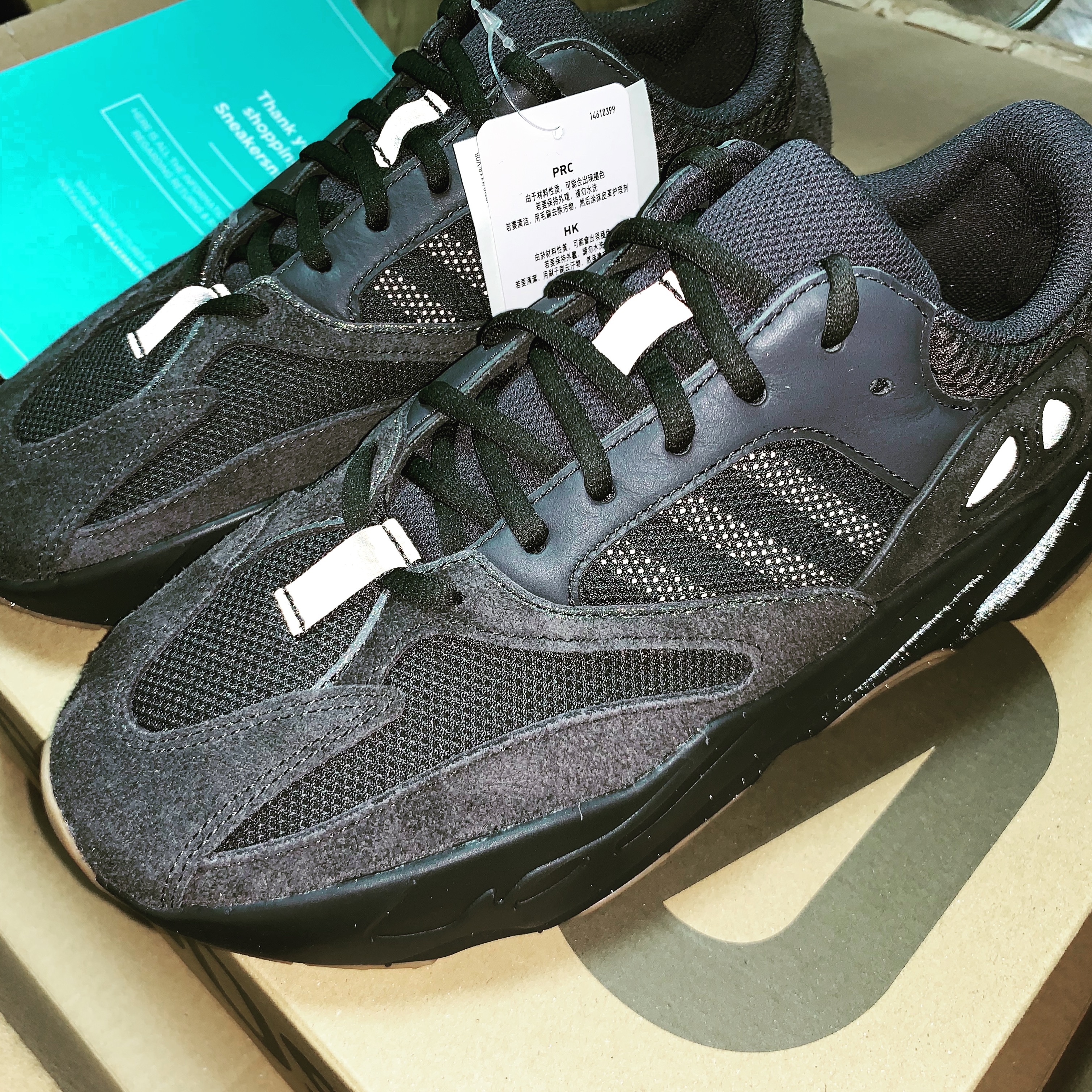 Adidas Yeezy Boost 700 Utility Black 착용 스타일