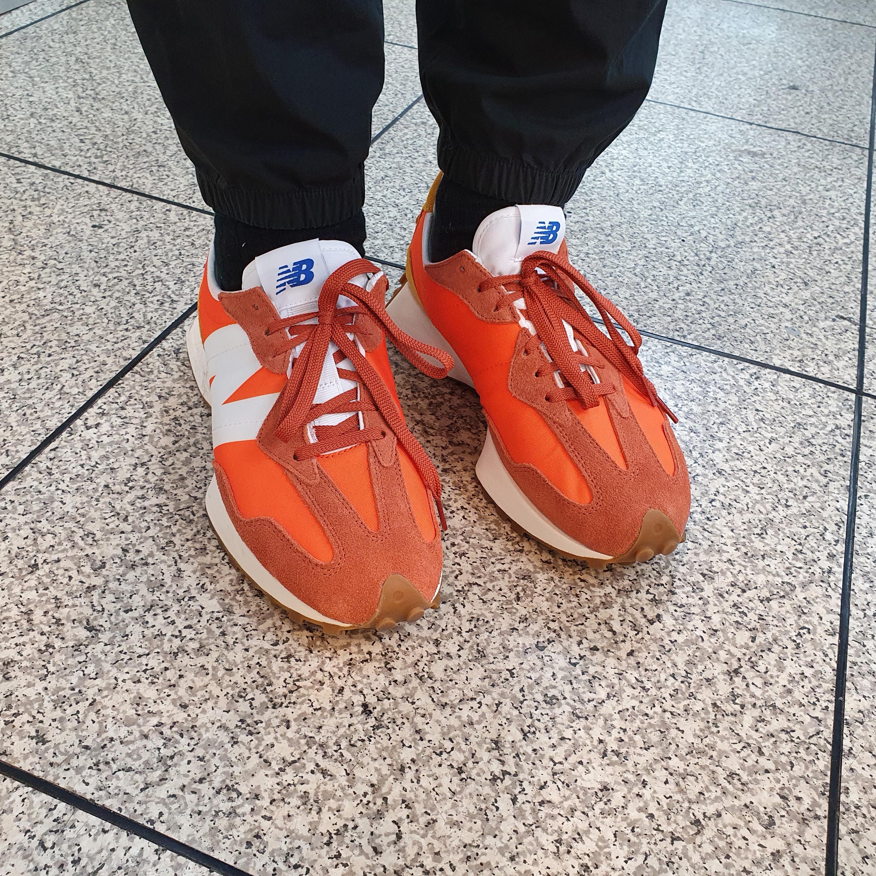New Balance 327 Orange 착용 스타일