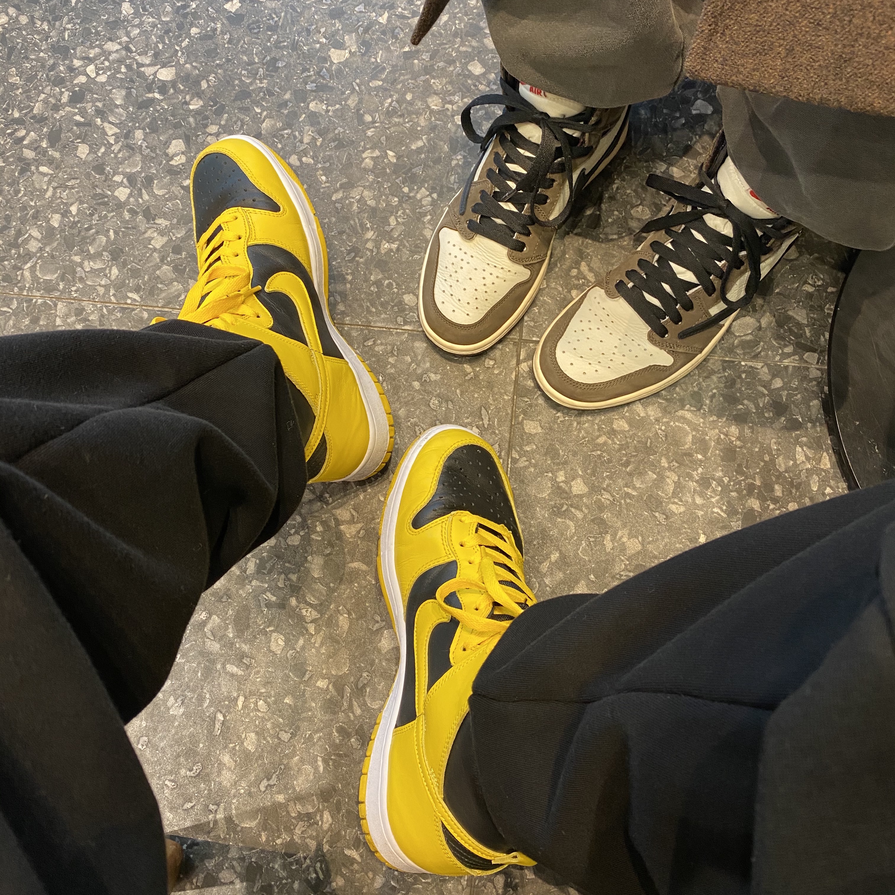 Nike Dunk High SP Varsity Maize, Jordan 1 x Travis Scott Retro High OG SP Mocha 착용 스타일