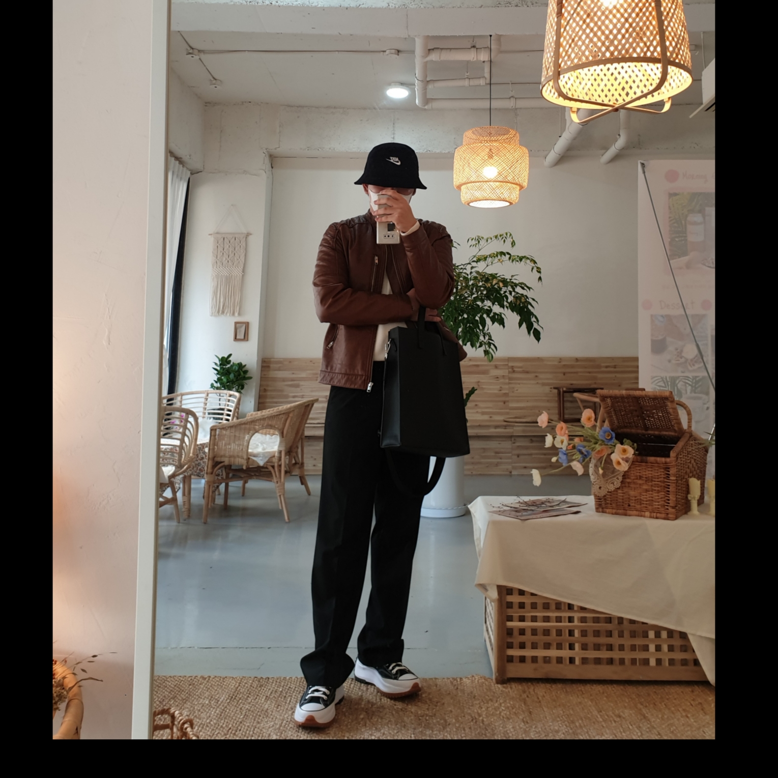 Converse Run Star Hike Hi Black White Gum, Nike Futura Corduroy Bucket Black 착용 스타일 - 2