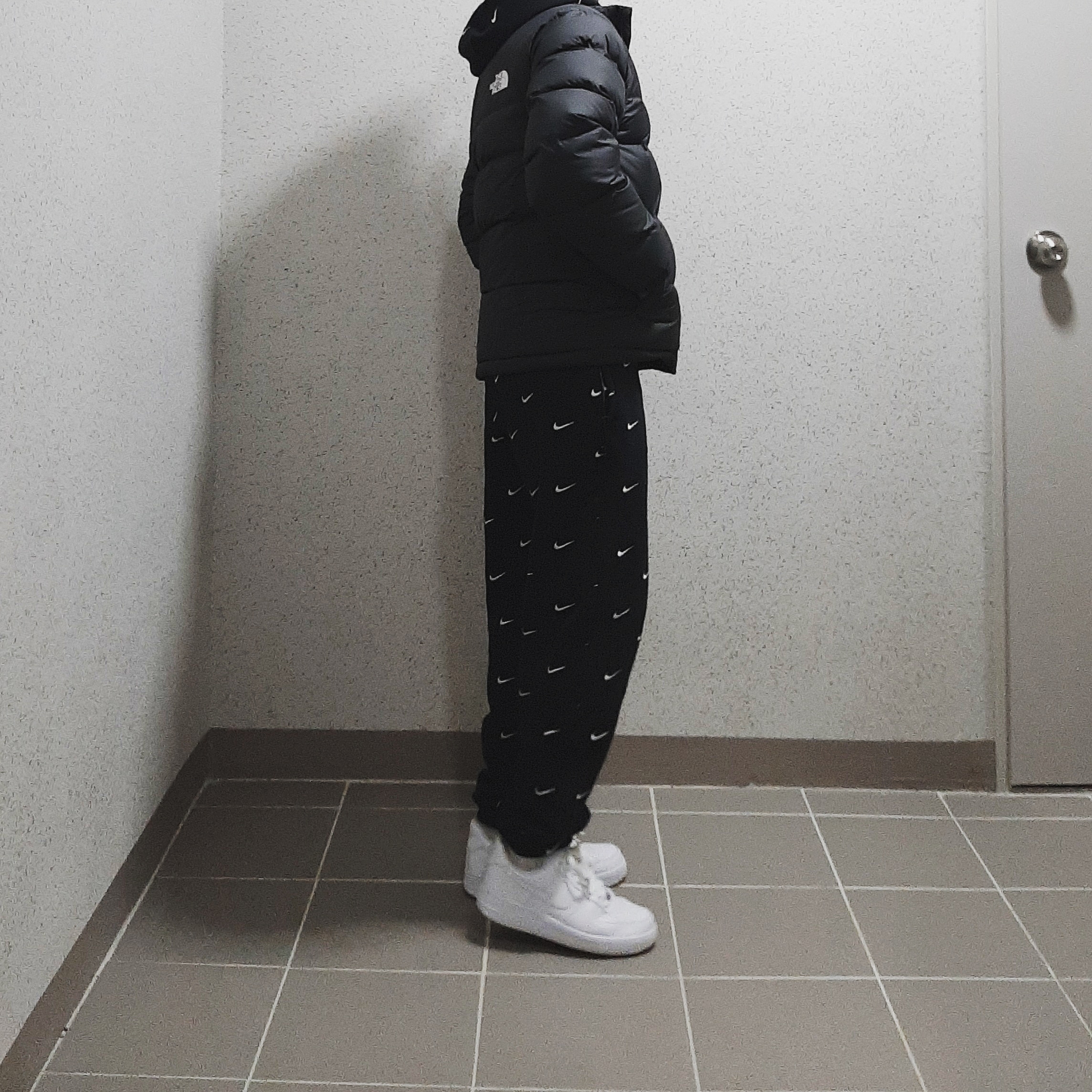 Nike NRG Swoosh Logo Hoodie Black, Nike Air Force 1 '07 Low White 착용 스타일