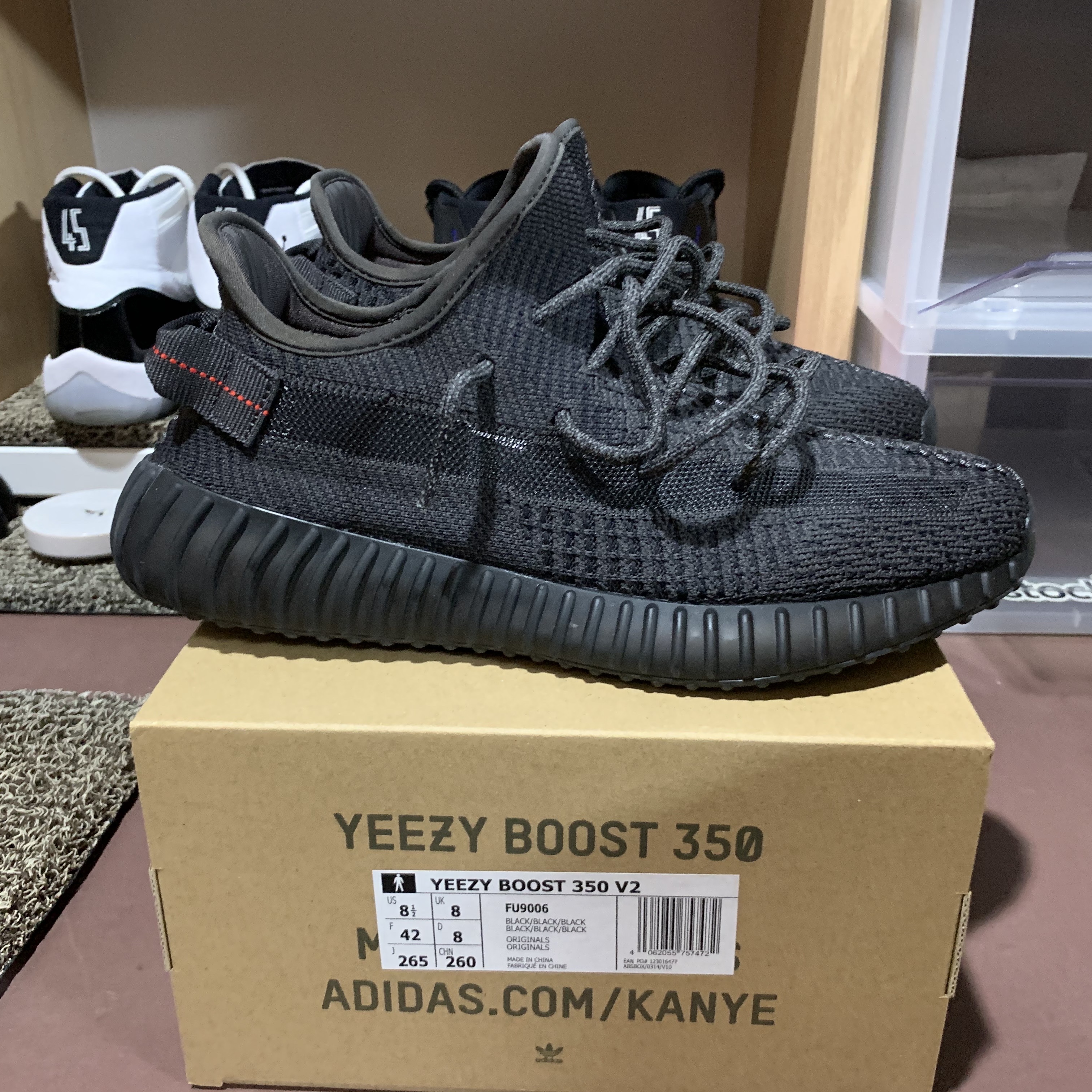 Adidas Yeezy Boost 350 V2 Black - Non-Reflective 착용 스타일