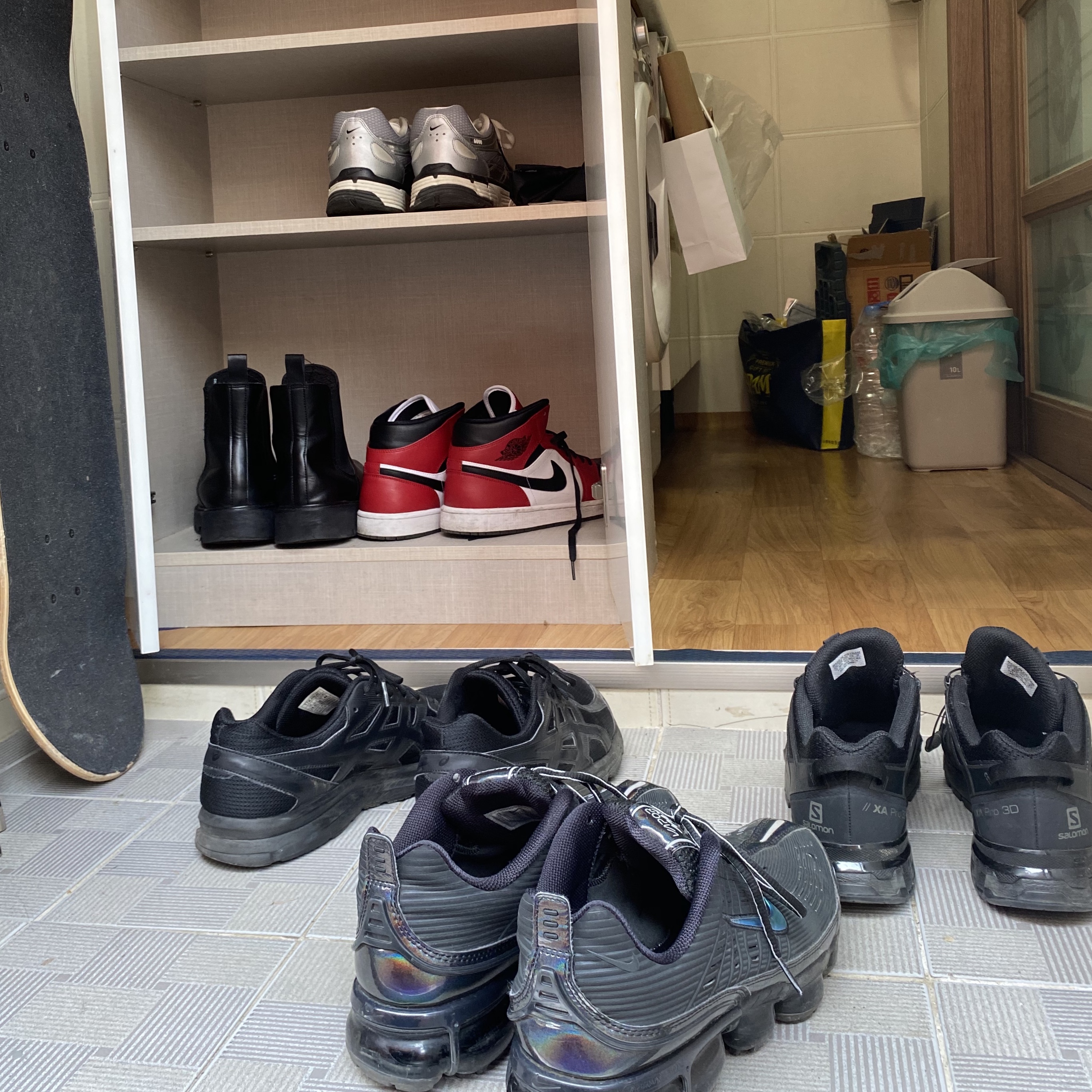 Nike P-6000 Metallic Silver, Jordan 1 Mid Chicago Black Toe 착용 스타일