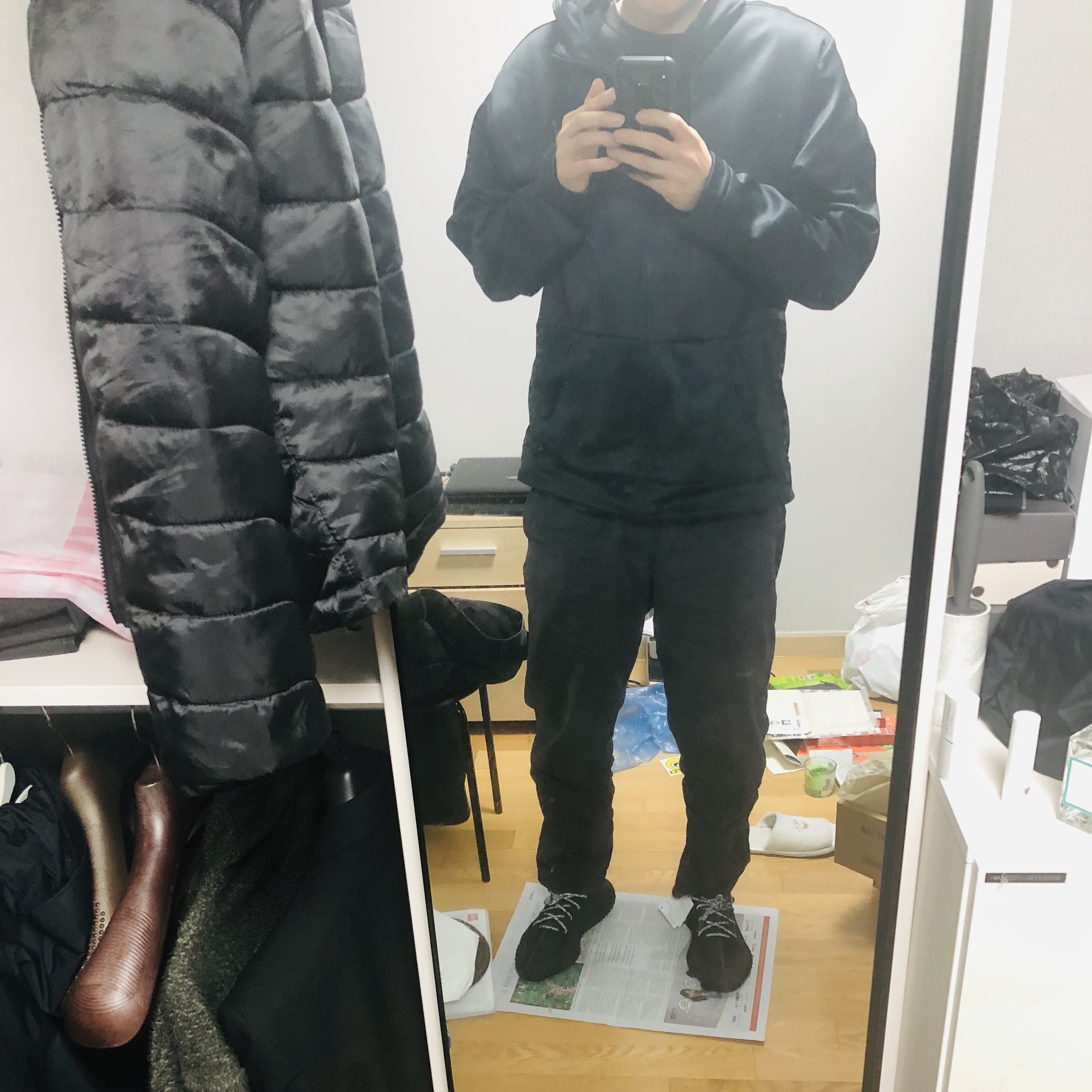 Adidas Yeezy Boost 350 V2 Black - Non-Reflective 착용 스타일
