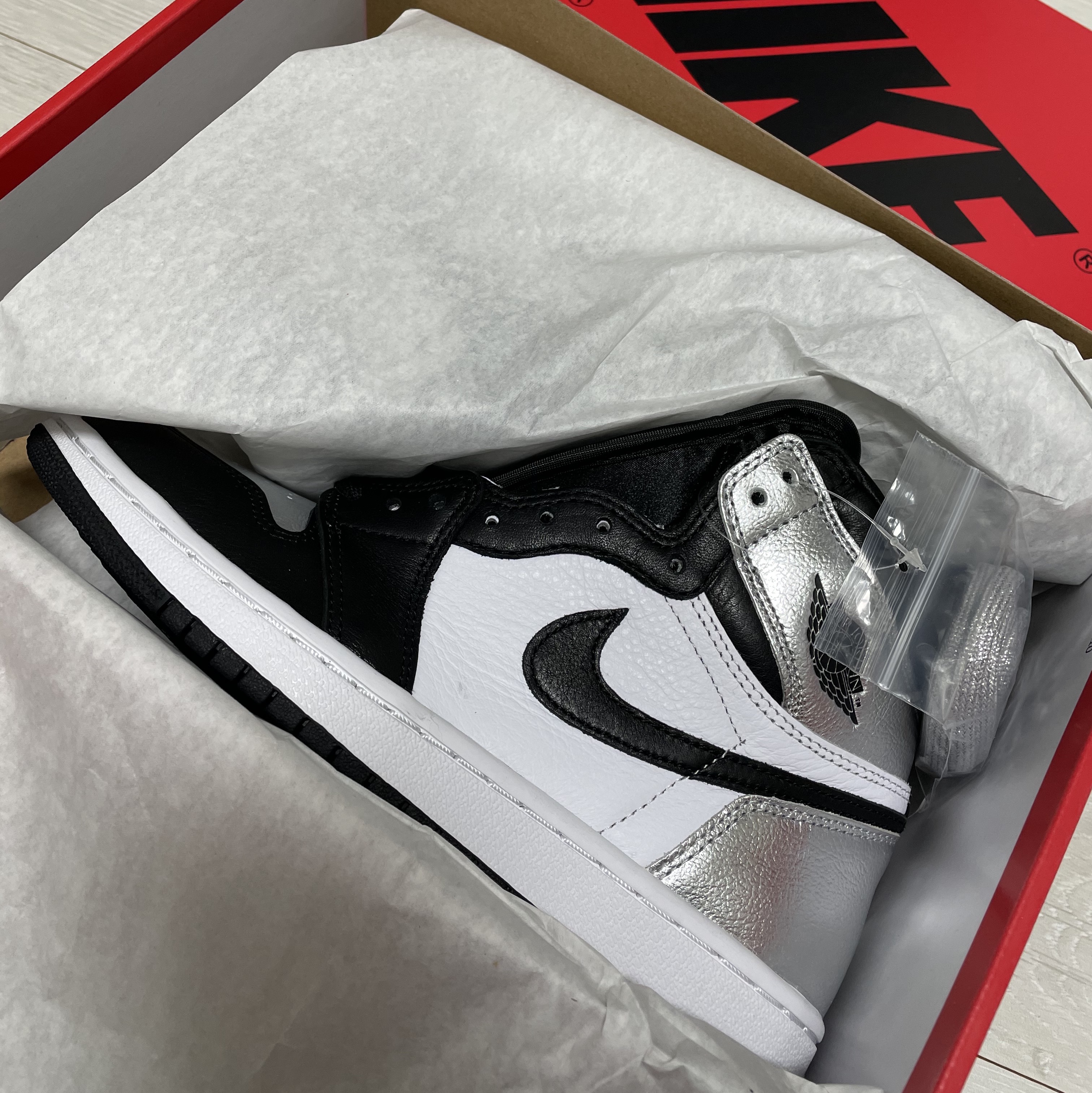 (W) Jordan 1 Retro High OG Silver Toe 착용 스타일 - 2