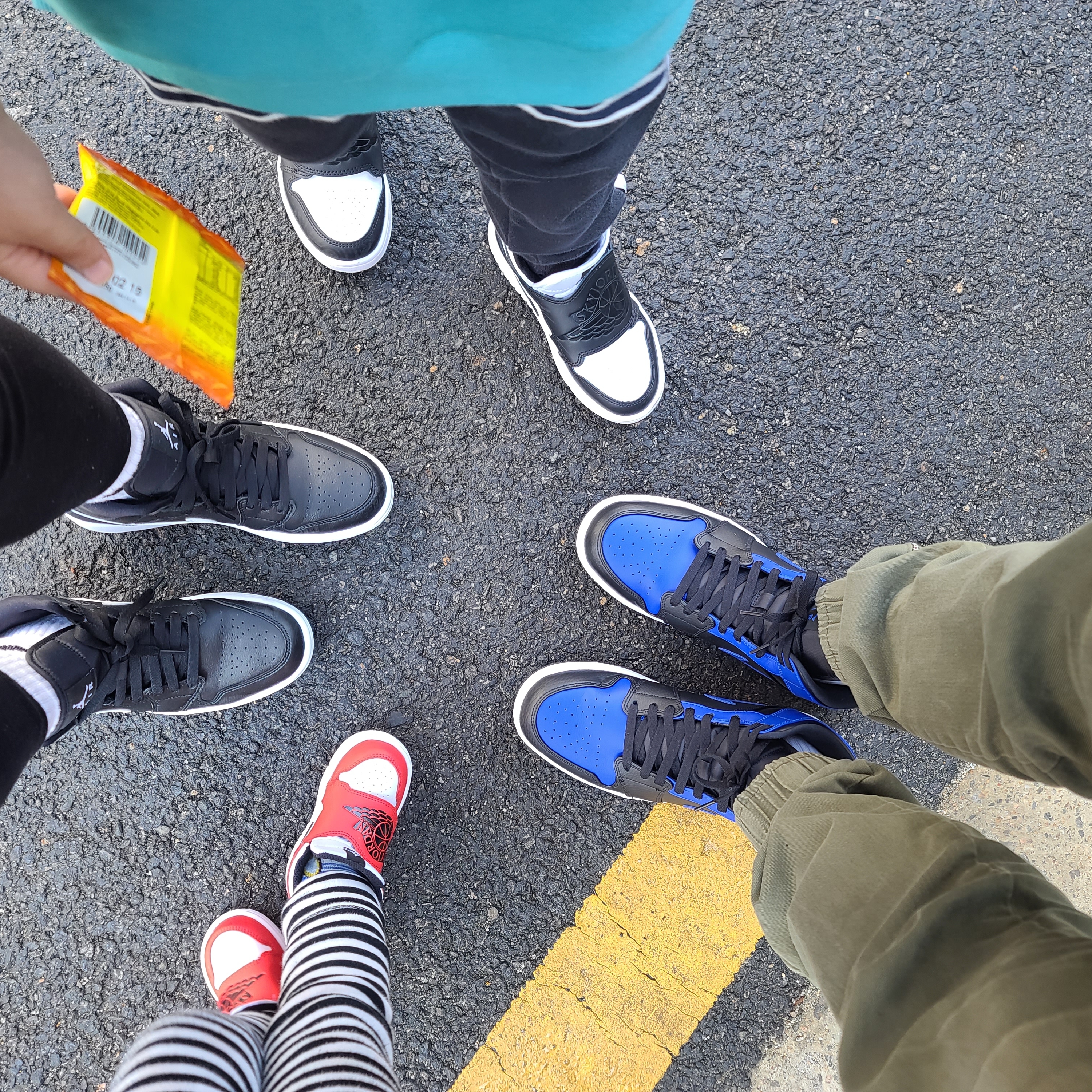Jordan 1 Mid Black Hyper Royal 착용 스타일 - 2