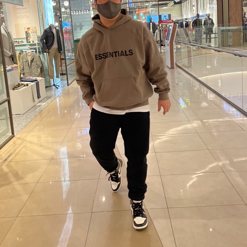 Essentials 3D Silicon Applique Pullover Hoodie Taupe - 20FW, Jordan 1 Retro High OG Black Mocha 착용 스타일