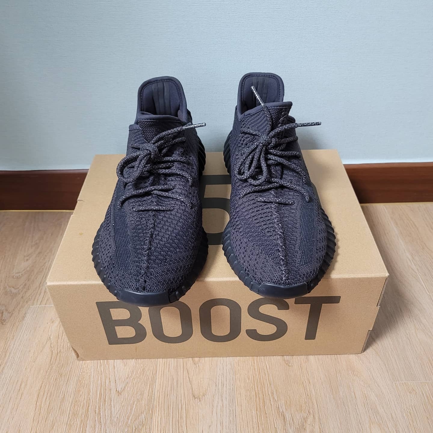 Adidas Yeezy Boost 350 V2 Black - Non-Reflective 착용 스타일 - 3