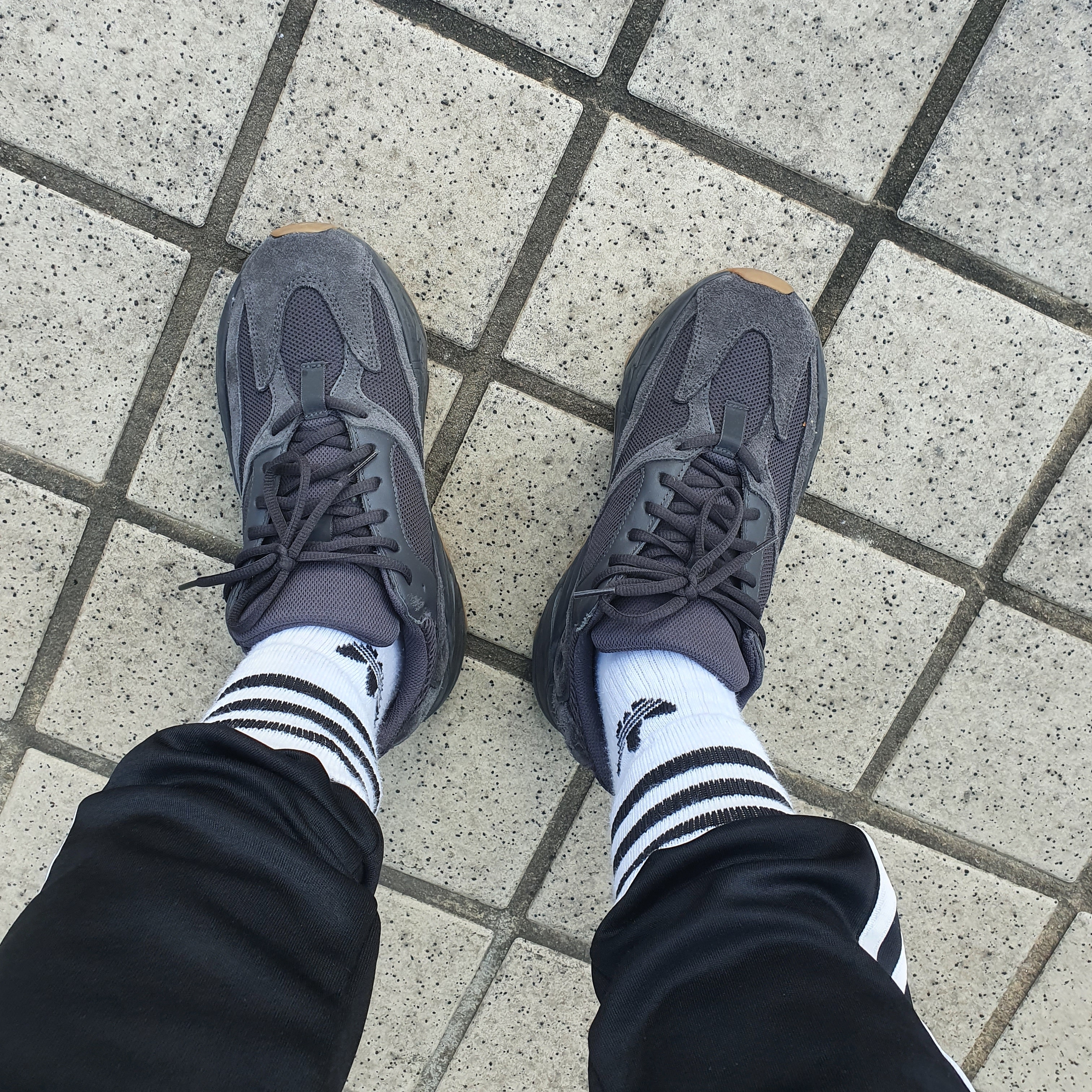 Adidas Yeezy Boost 700 Utility Black 착용 스타일