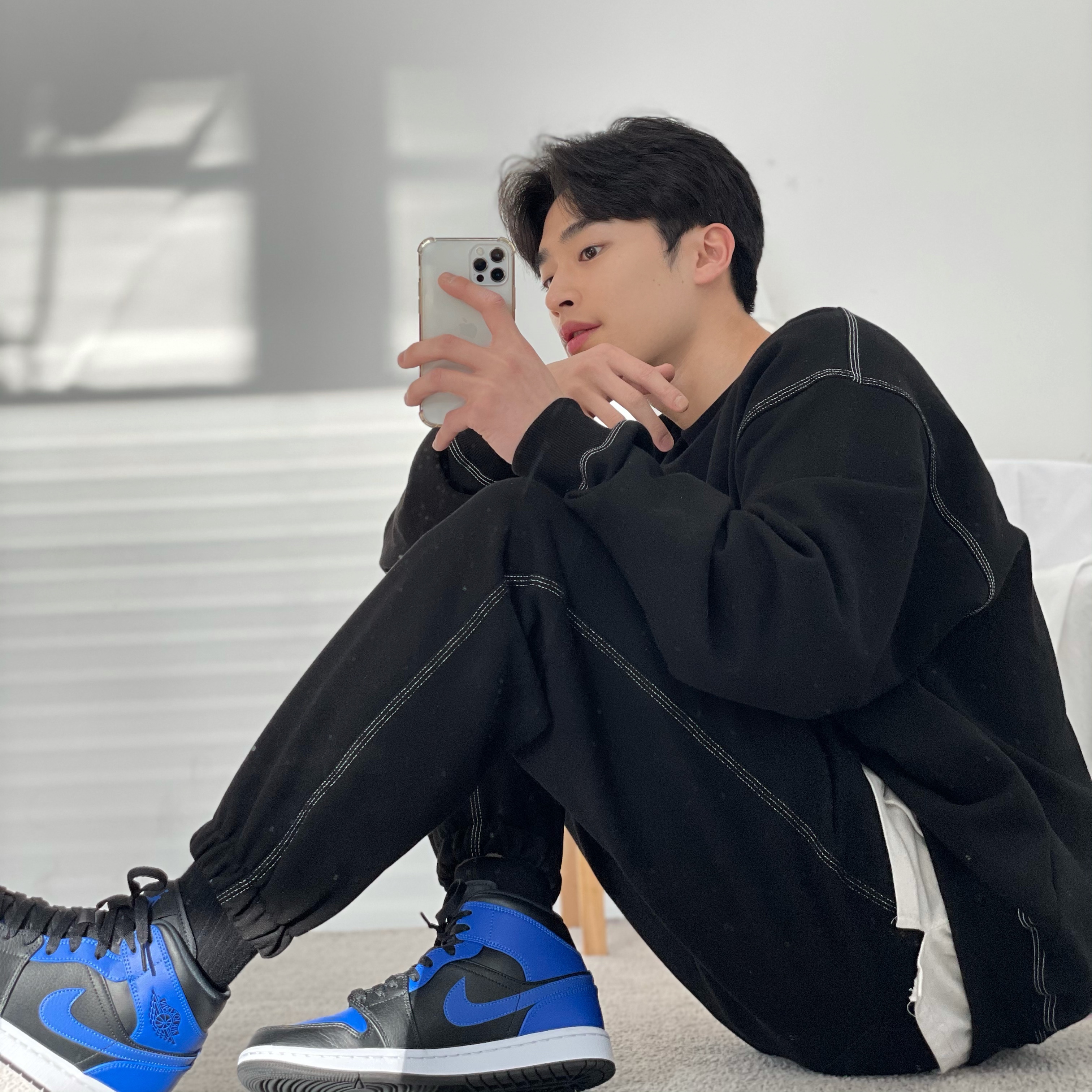 Jordan 1 Mid Black Hyper Royal 착용 스타일