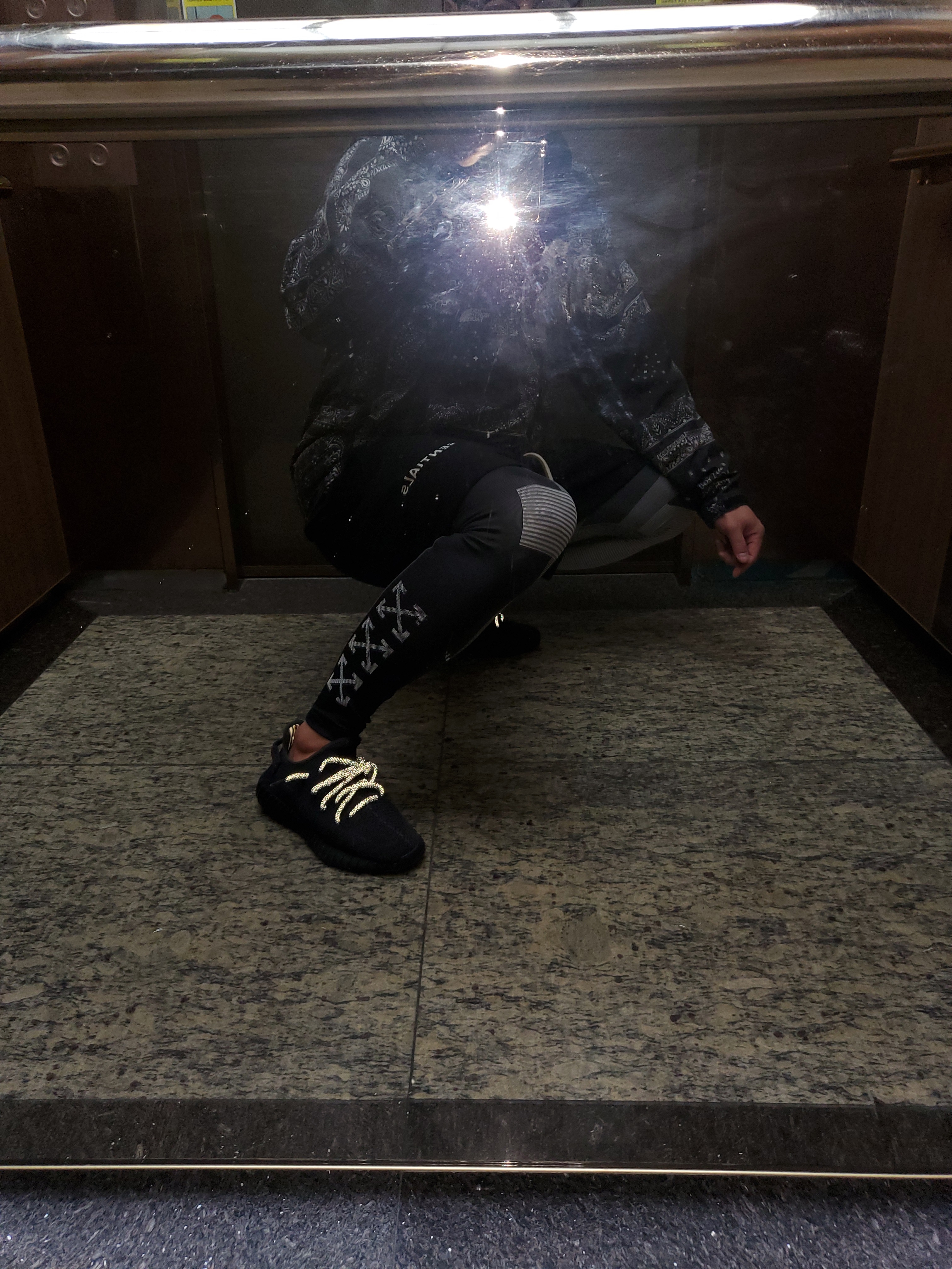 Adidas Yeezy Boost 350 V2 Black - Non-Reflective 착용 스타일 - 2