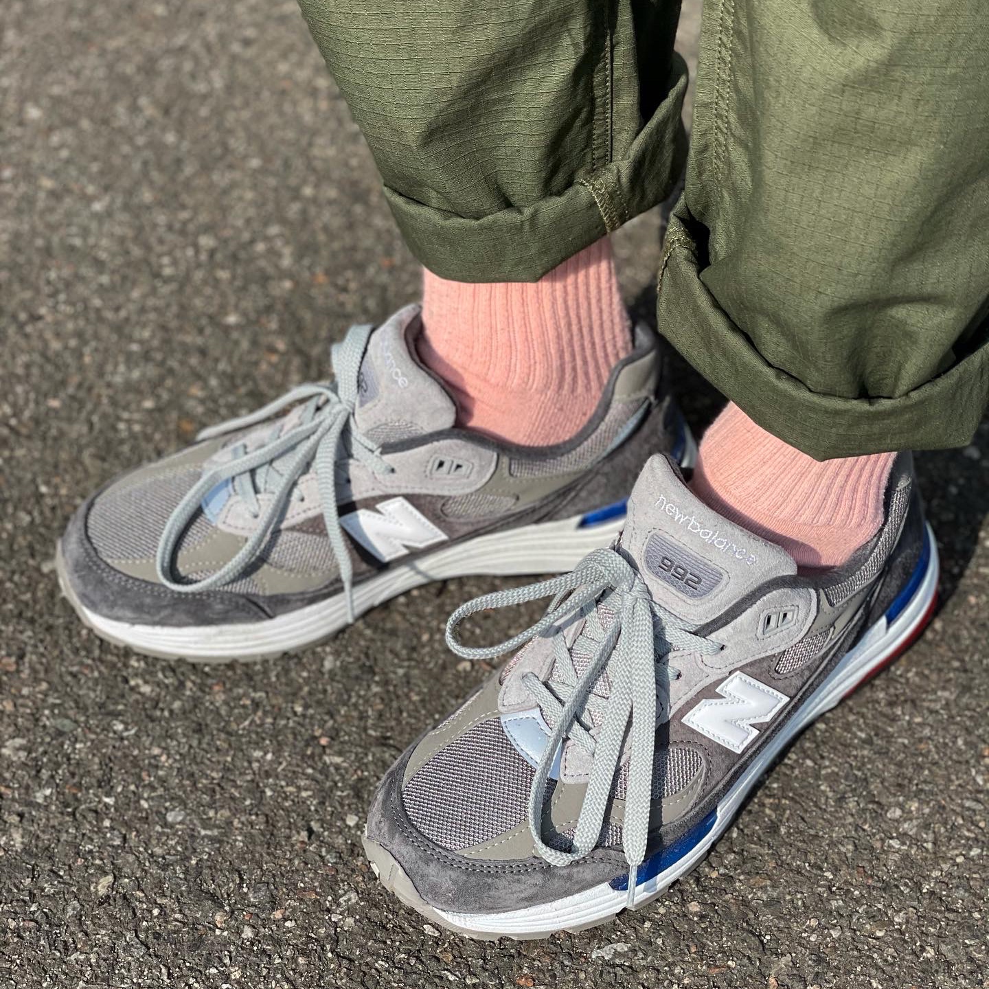 New Balance 992 Made in USA Grey Red Blue 착용 스타일 - 3