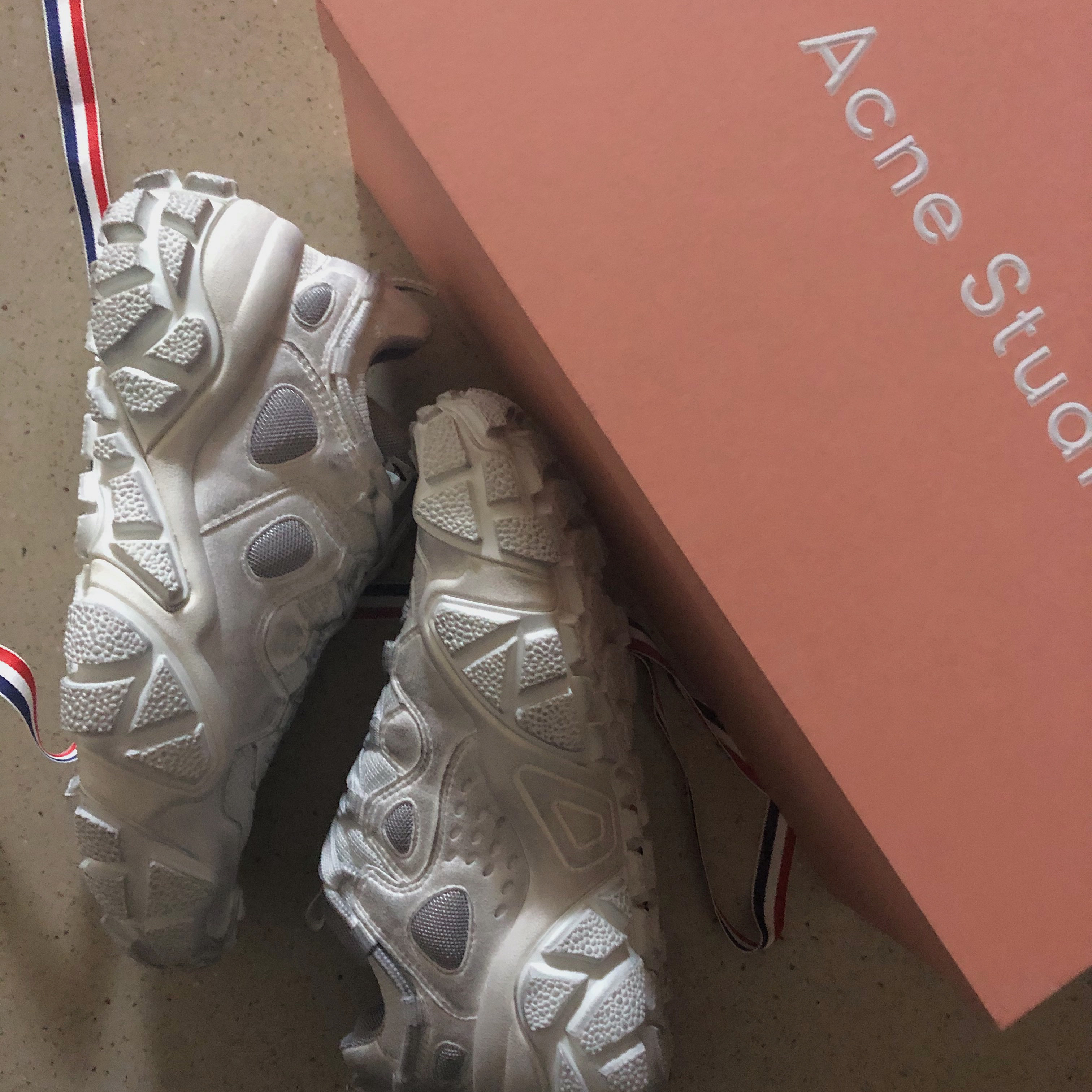 Acne Studios Bolzter Tumbled Sneakers White - 20FW 착용 스타일 - 1