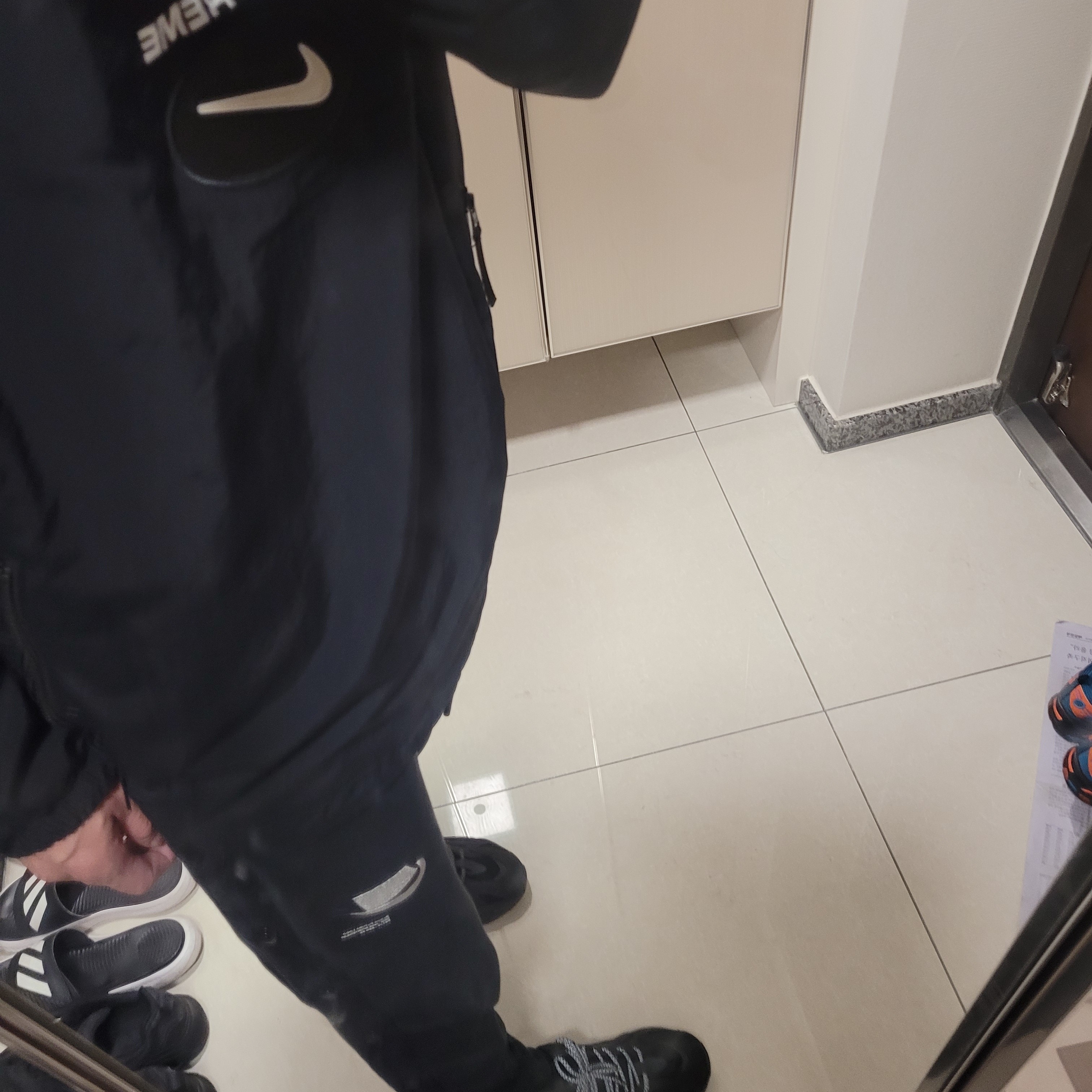 Adidas Yeezy Boost 700 V2 Vanta 2019, Supreme x Nike Jewel Reversible Ripstop Anorak Black - 20FW 착용 스타일
