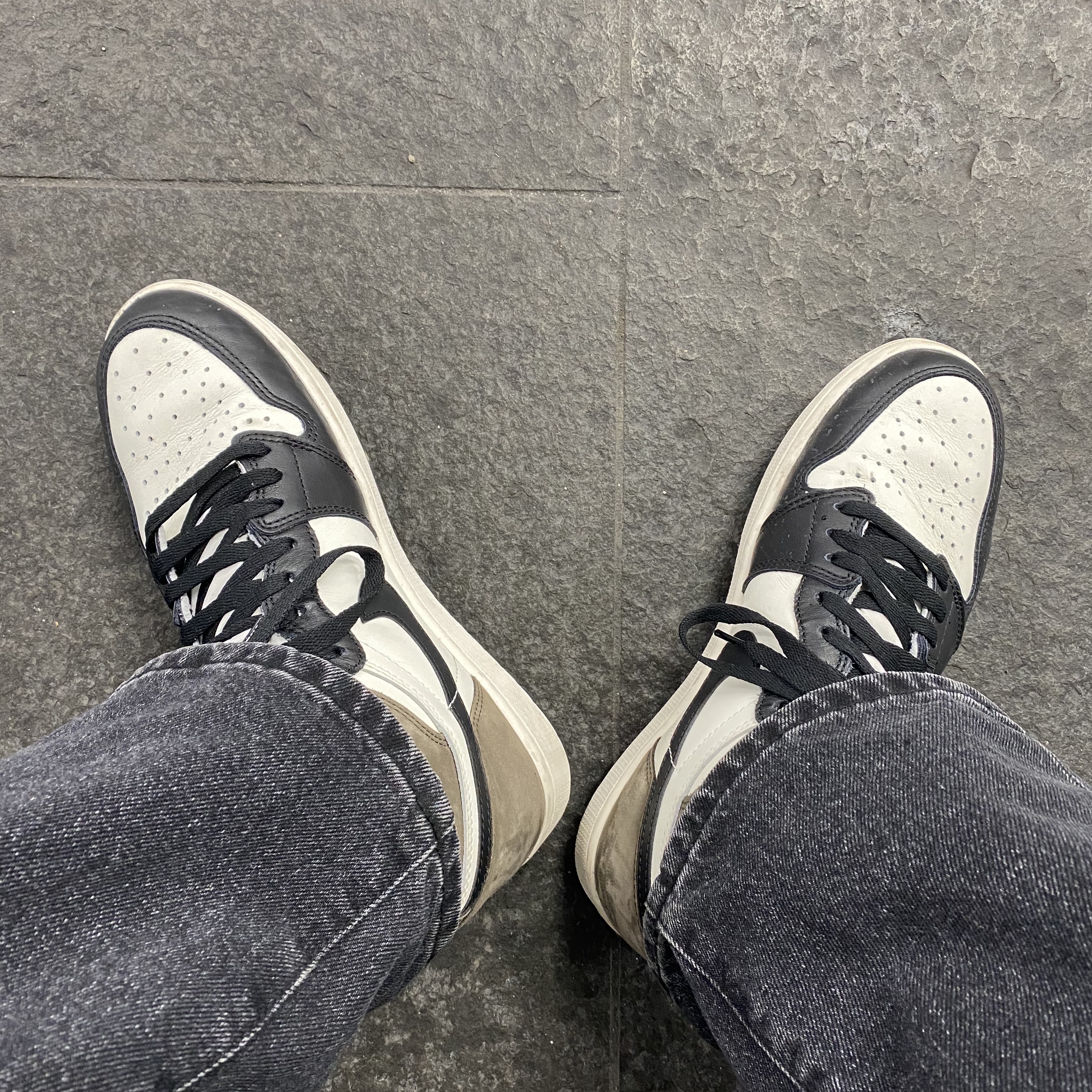 Jordan 1 Retro High OG Black Mocha 착용 스타일 - 3