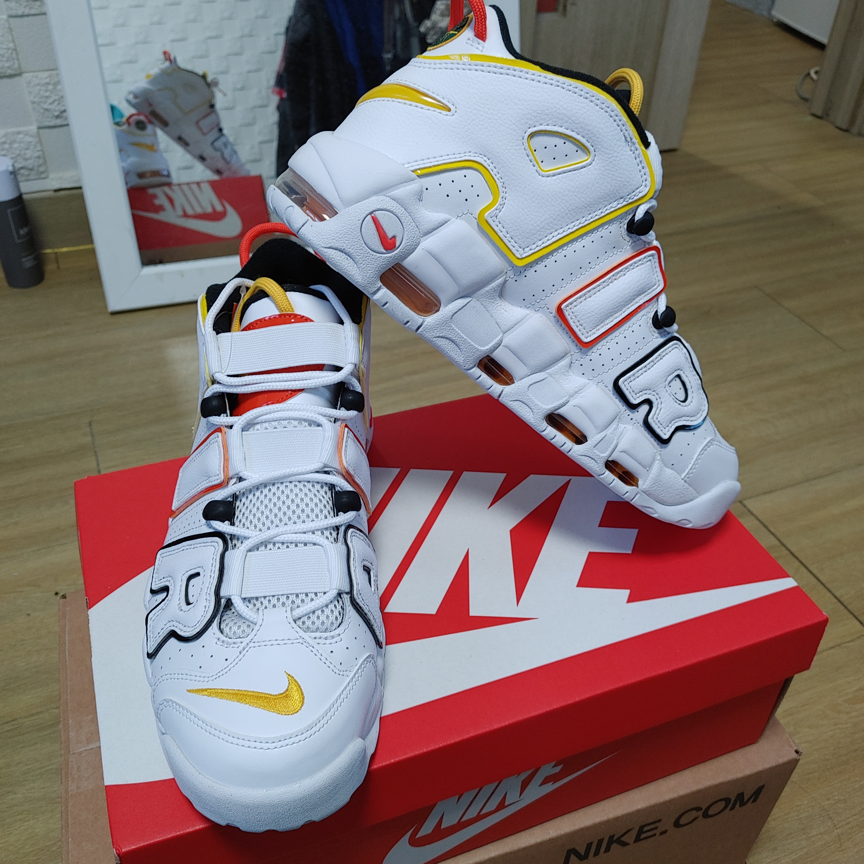 Nike Air More Uptempo Rayguns 착용 스타일 - 3