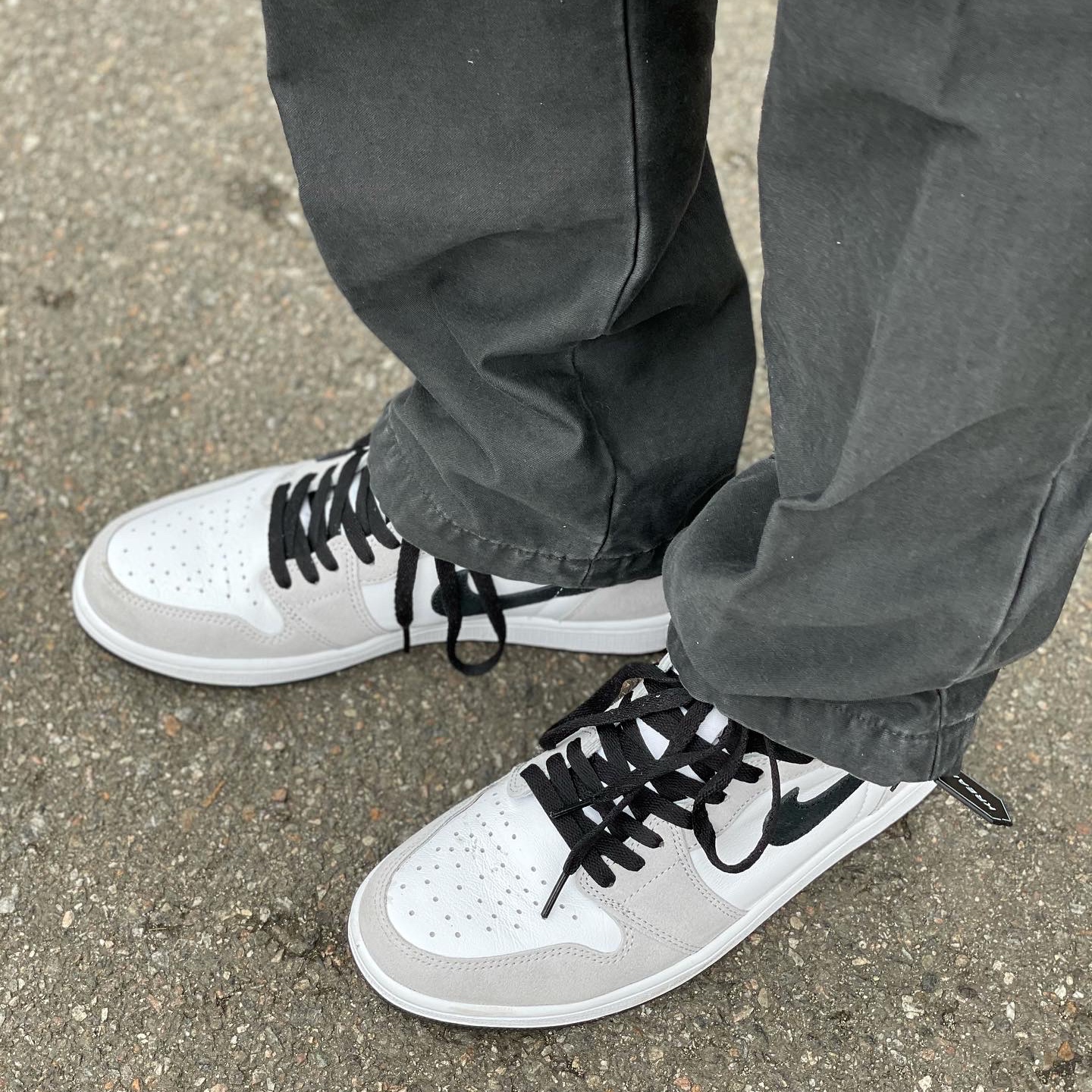 Jordan 1 Retro High OG Light Smoke Grey 착용 스타일 - 4
