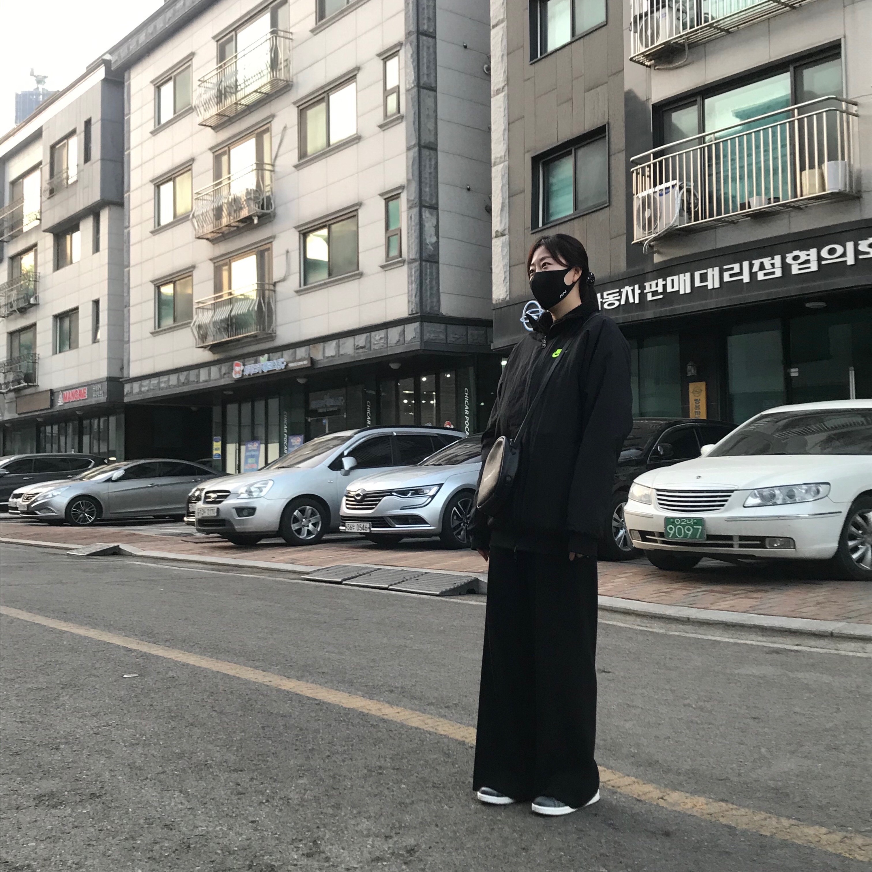 Nike Big Swoosh Full Zip Jacket Black Volt 착용 스타일