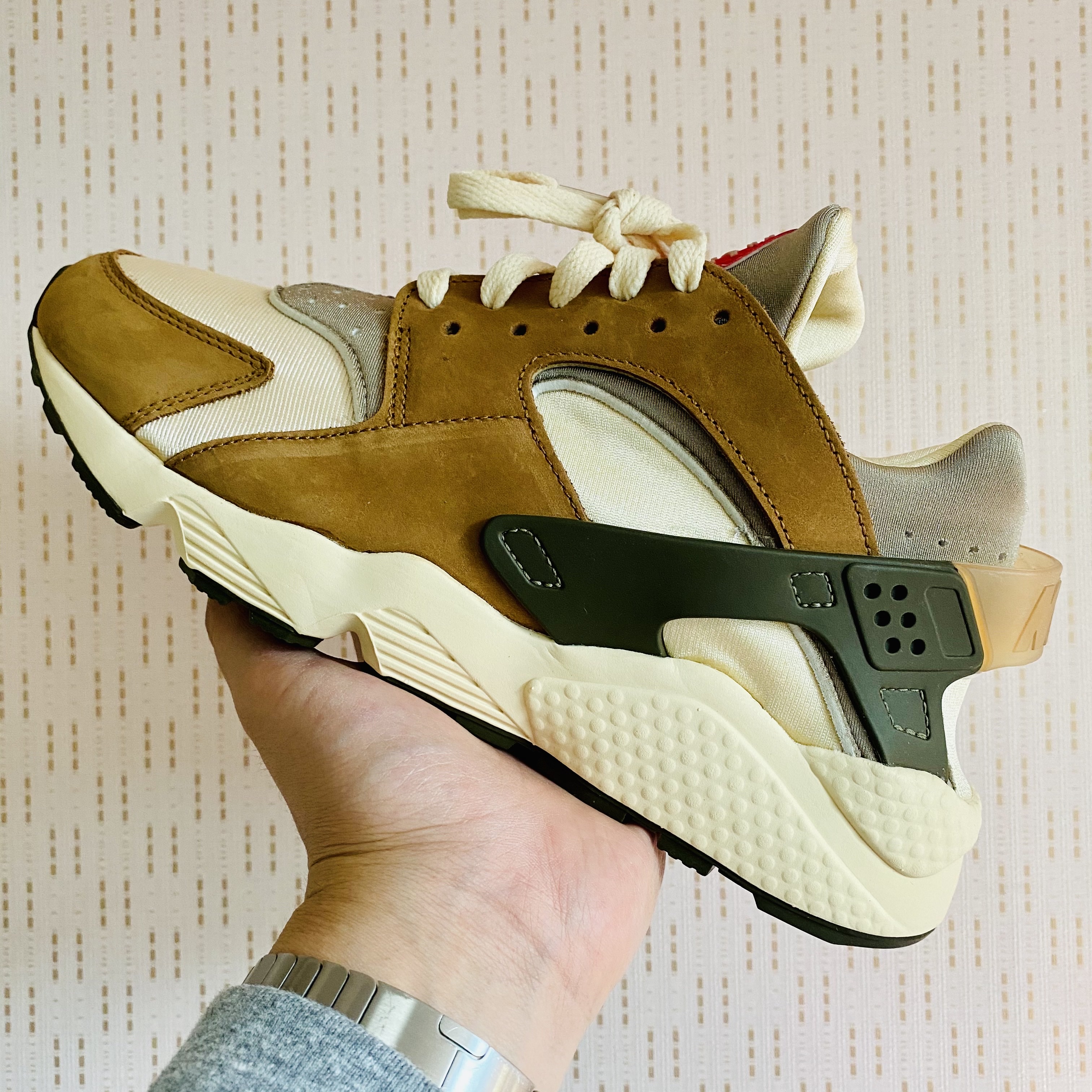Nike x Stussy Air Huarache LE Desert Oak 착용 스타일