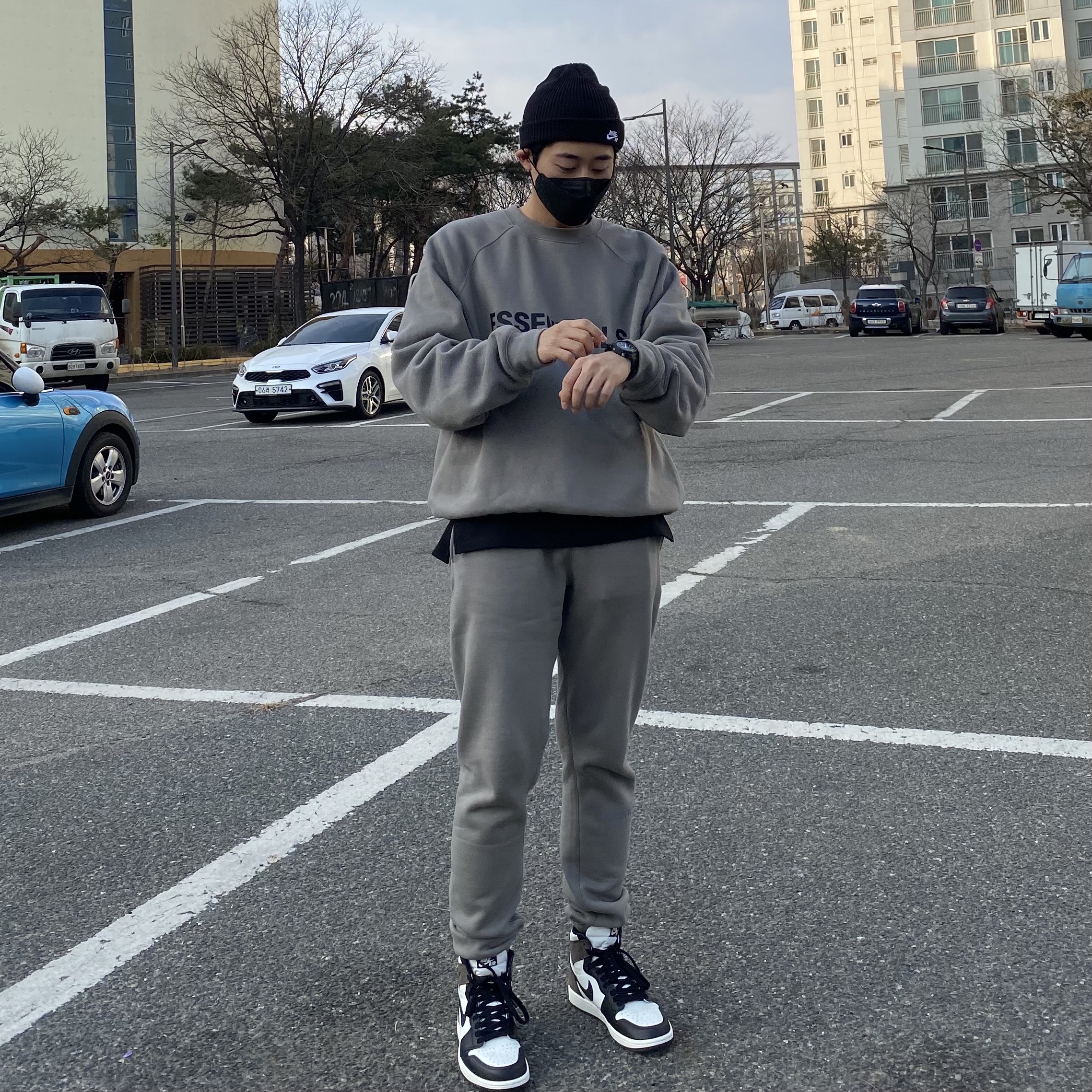 Jordan 1 Retro High OG Black Mocha, Essentials Sweatpants Cement - 20FW 착용 스타일