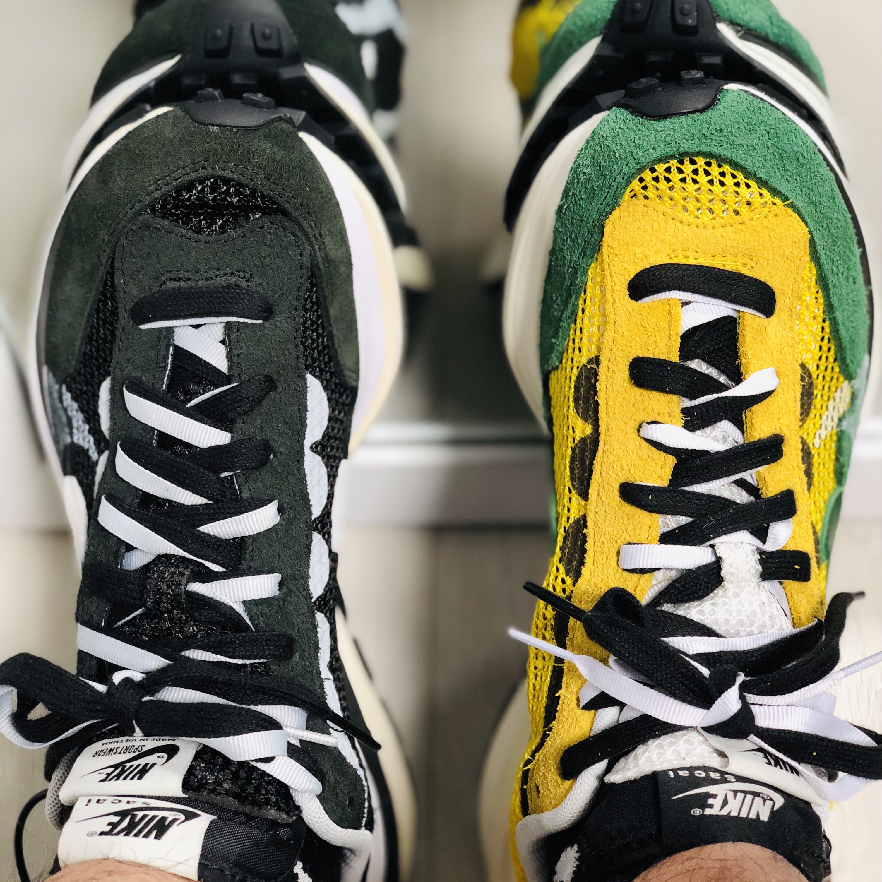 Nike x Sacai VaporWaffle Black White, Nike x Sacai VaporWaffle Tour Yellow & Gorge Green Sail 착용 스타일 - 1
