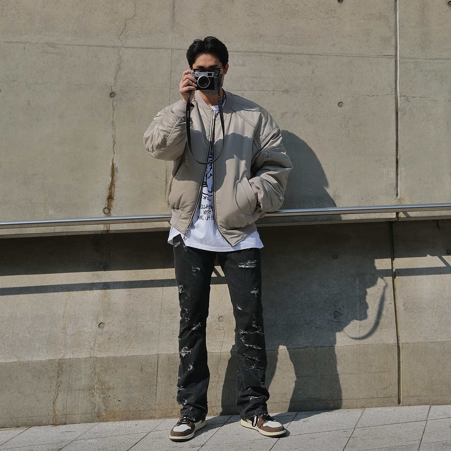 Stussy x Marc Jacobs 40 WT T-Shirt, Jordan 1 x Travis Scott Retro High OG SP Mocha 착용 스타일