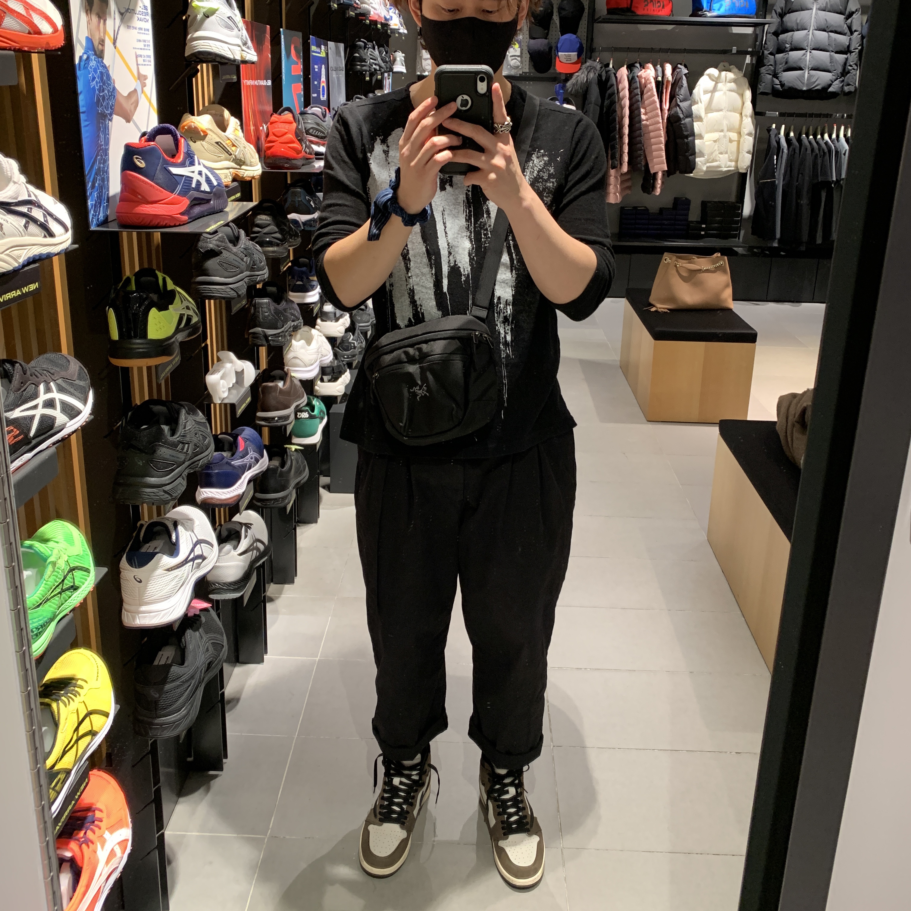 Jordan 1 Retro High OG Black Mocha 착용 스타일 - 1