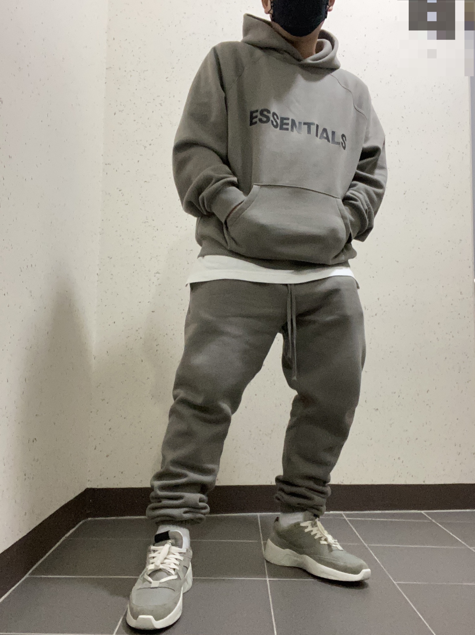 Essentials Sweatpants Cement - 20FW, Essentials 3D Silicon Applique Pullover Hoodie Cement - 20FW 착용 스타일 - 2
