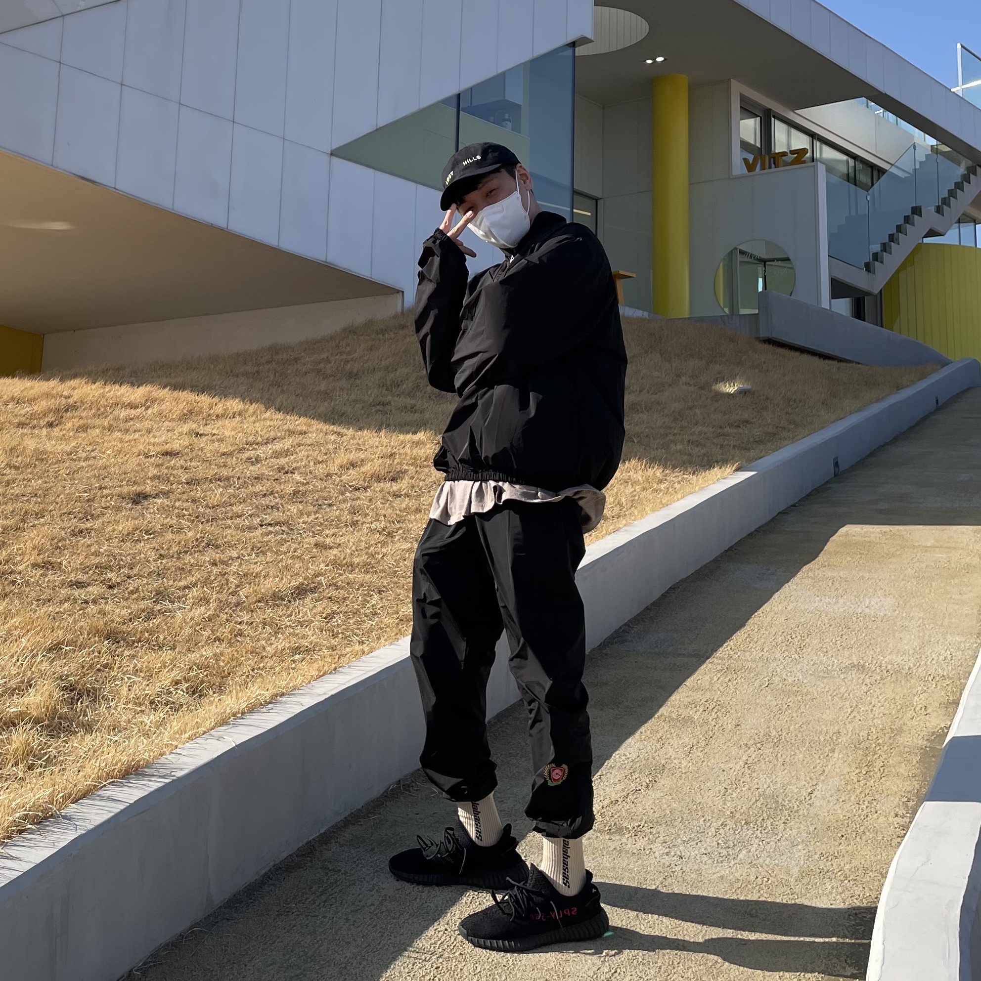Adidas Yeezy Boost 350 V2 Black Red 2020 착용 스타일