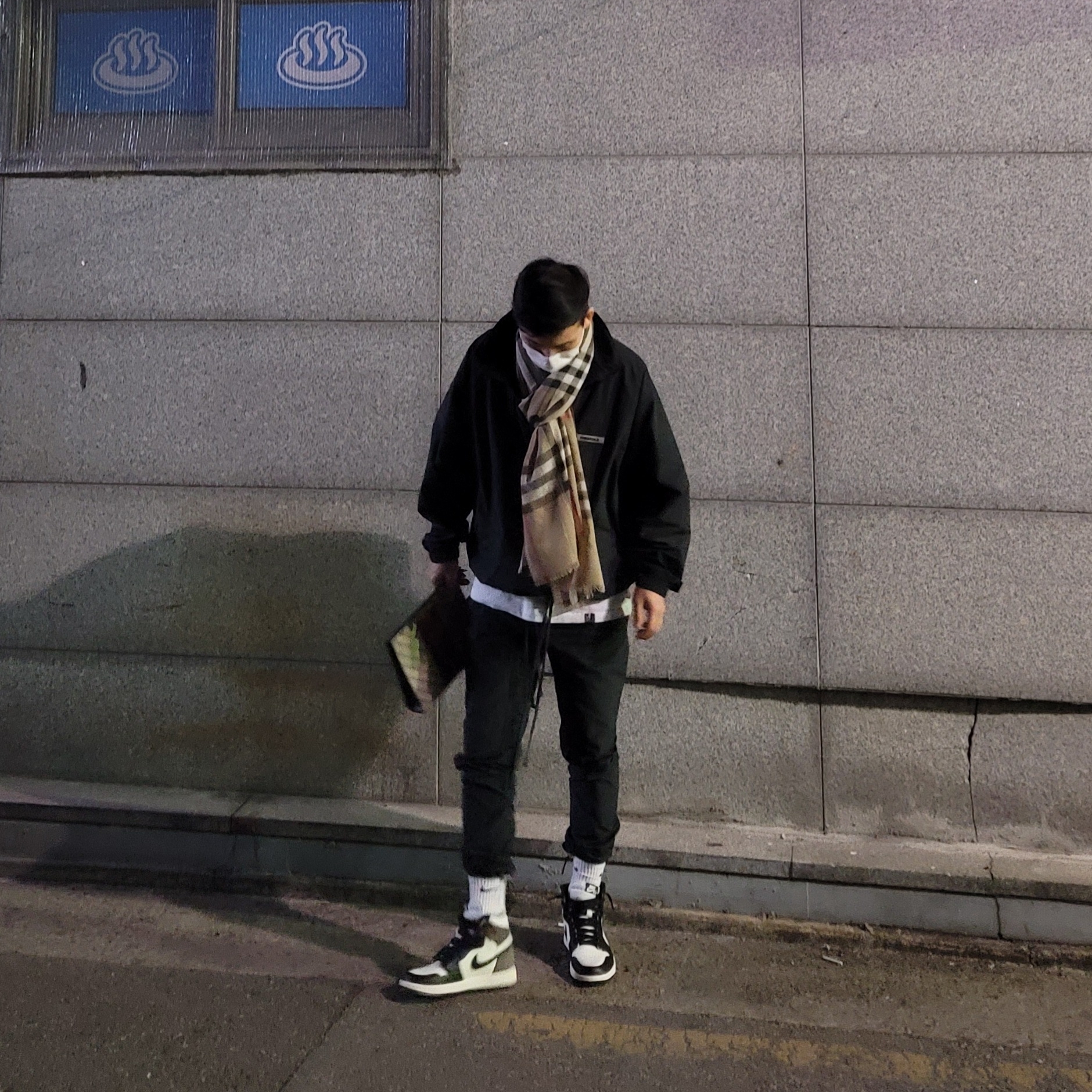 Jordan 1 Retro High OG Black Mocha, Essentials Track Pants Navy/Dark Navy - Ssense Exclusive 착용 스타일