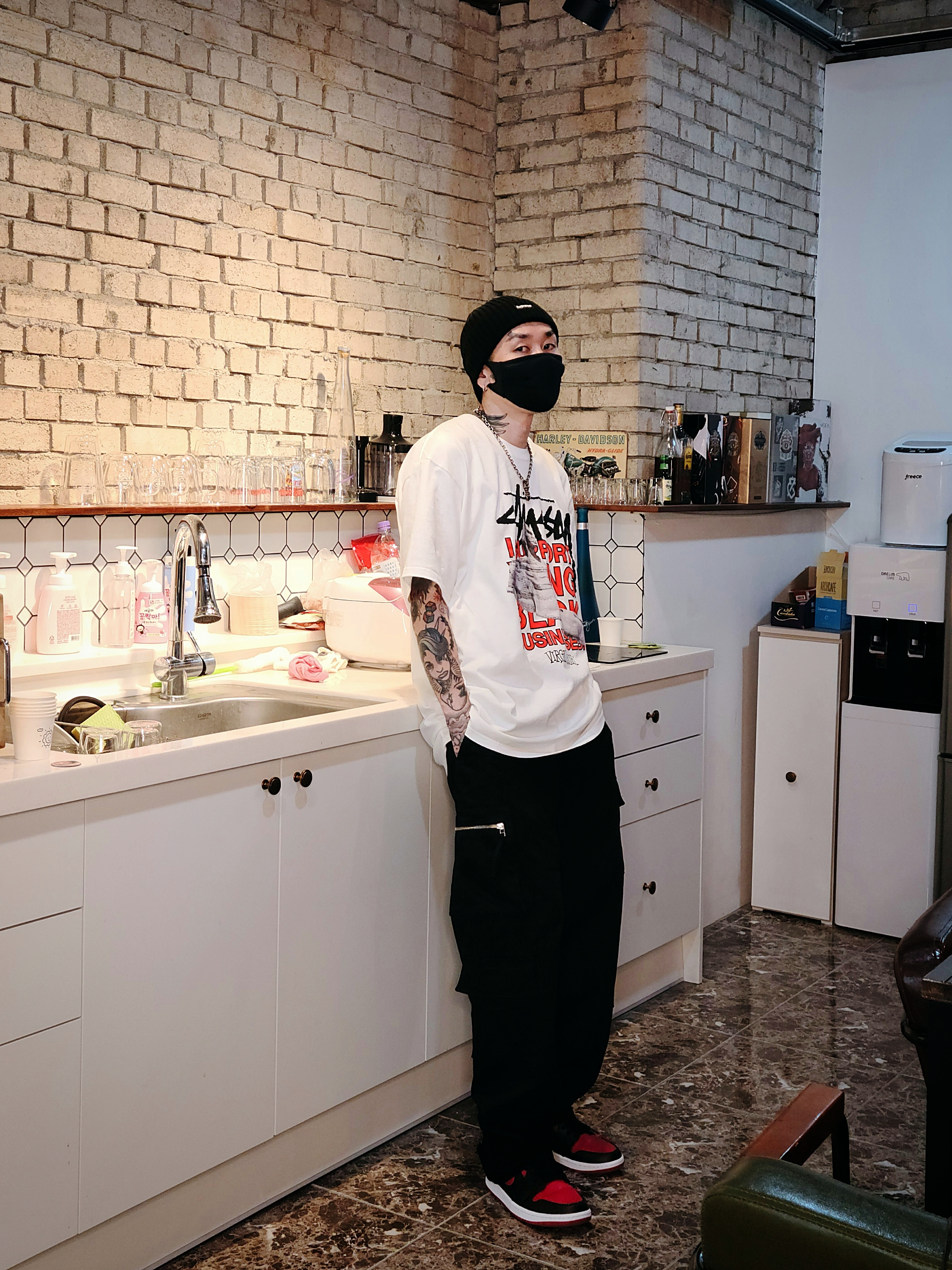 Stussy x Off-White 40 WT T-Shirt, Supreme Loose Gauge Beanie Black 착용 스타일