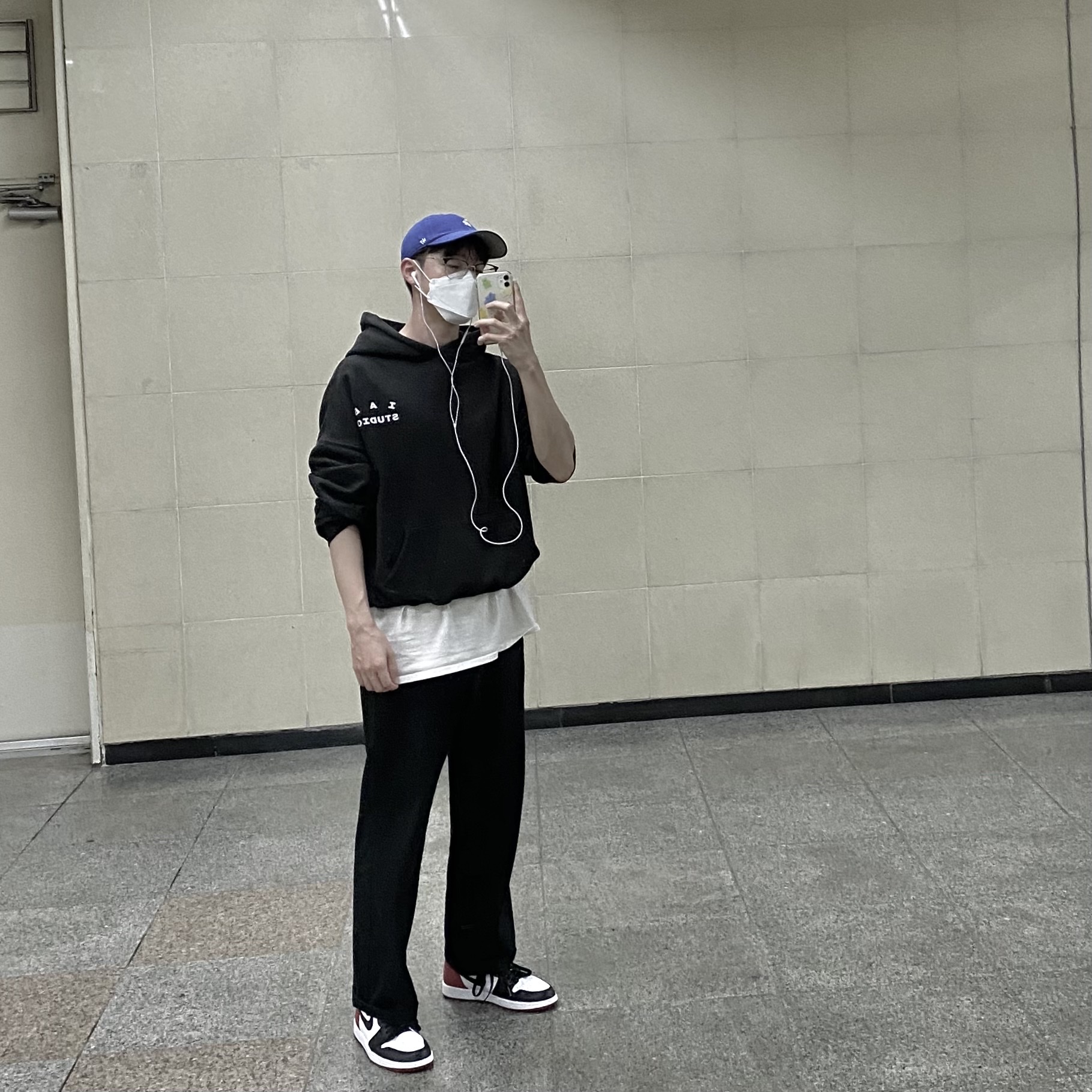 Jordan 1 Retro High OG Black Toe 2016, IAB Studio Hoodie Black White 착용 스타일